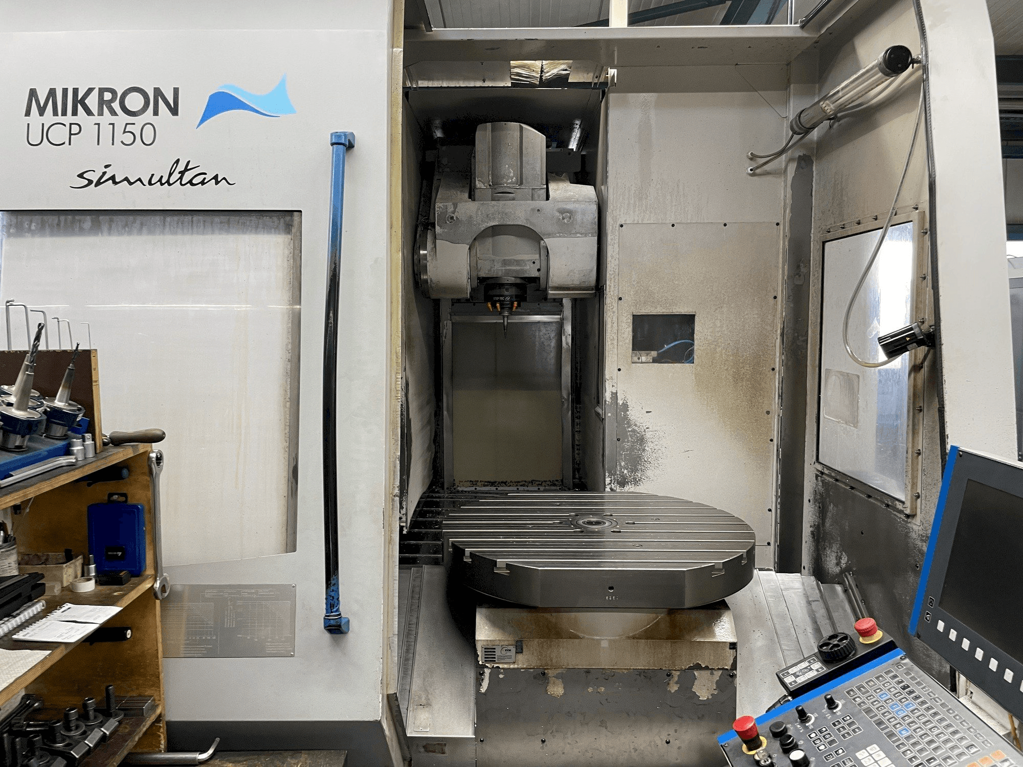 Vista frontal de la máquina MIKRON UCP 1150 SIMULTAN