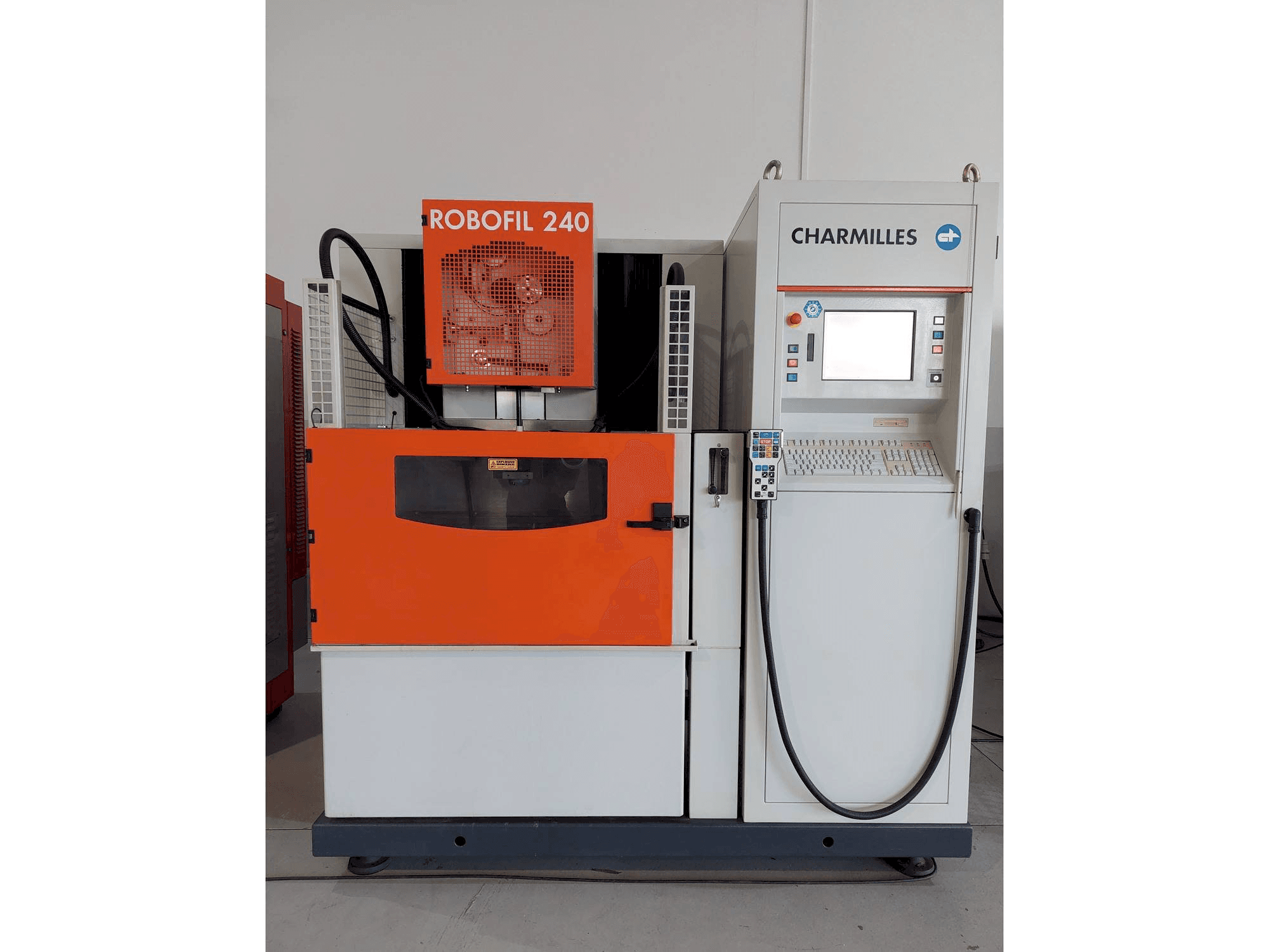 Vista frontal de la máquina CHARMILLES ROBOFIL 240