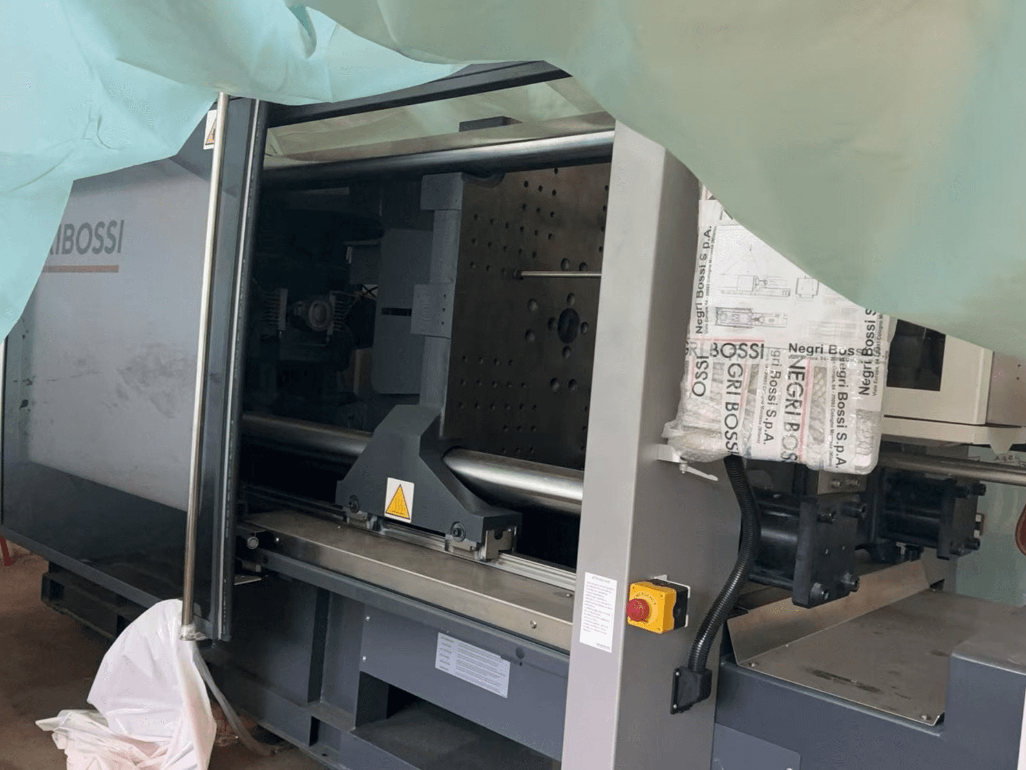 Máquina de moldeo por inyección eléctrica Negri Bossi NOVA e350T H1550, vista lateral, mostrando la puerta abierta y los componentes internos.