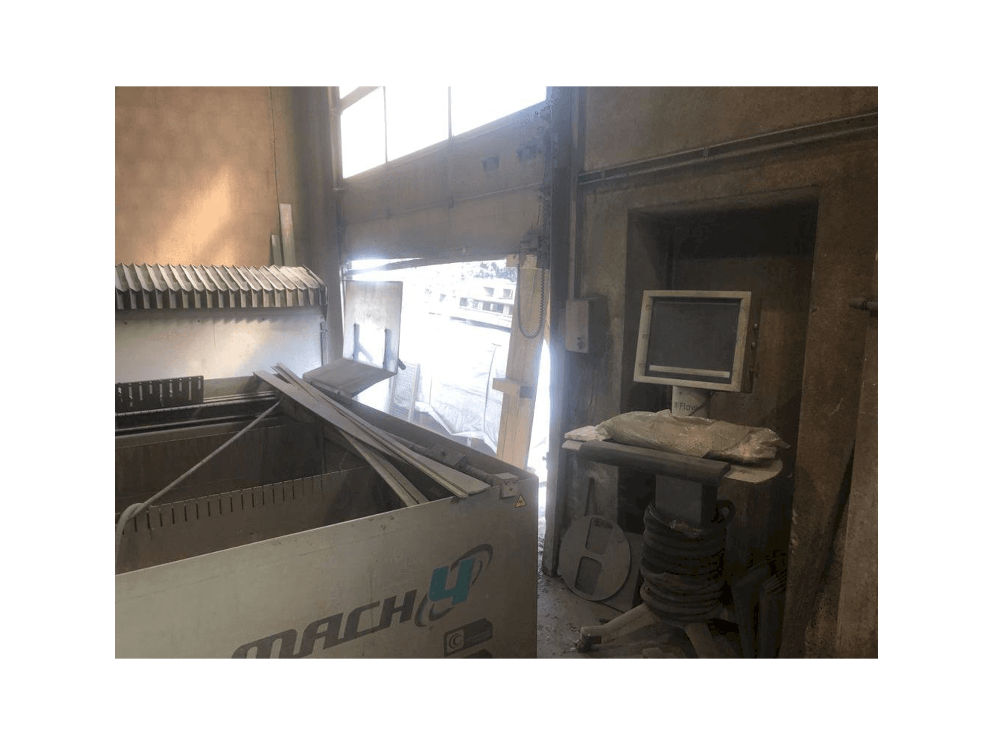 Vista lateral izquierda de la máquina Flow Mach 4 3D