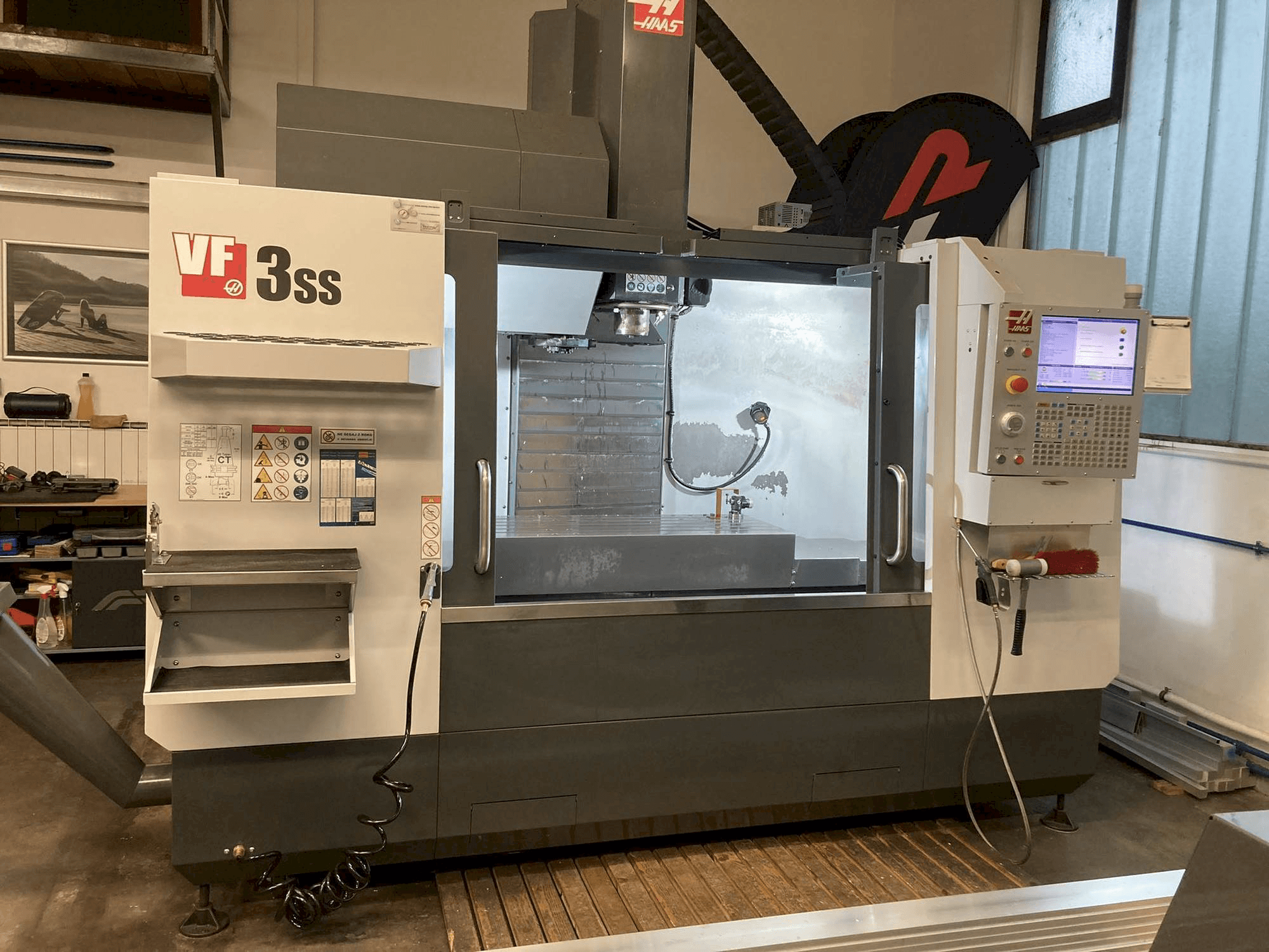 Vista frontal de la máquina HAAS VF 3 SS