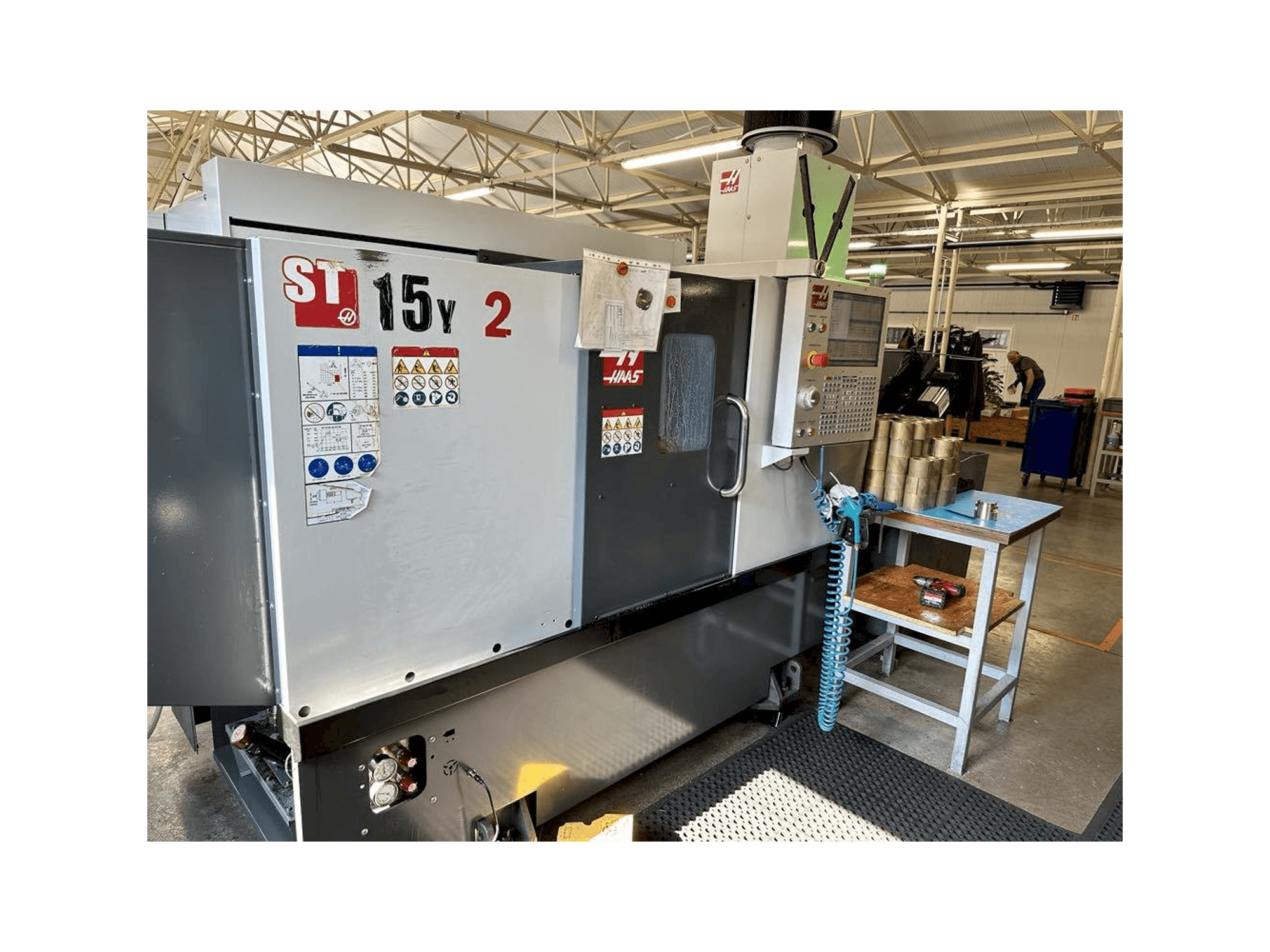 Vista frontal de la máquina HAAS ST-15Y (2019)