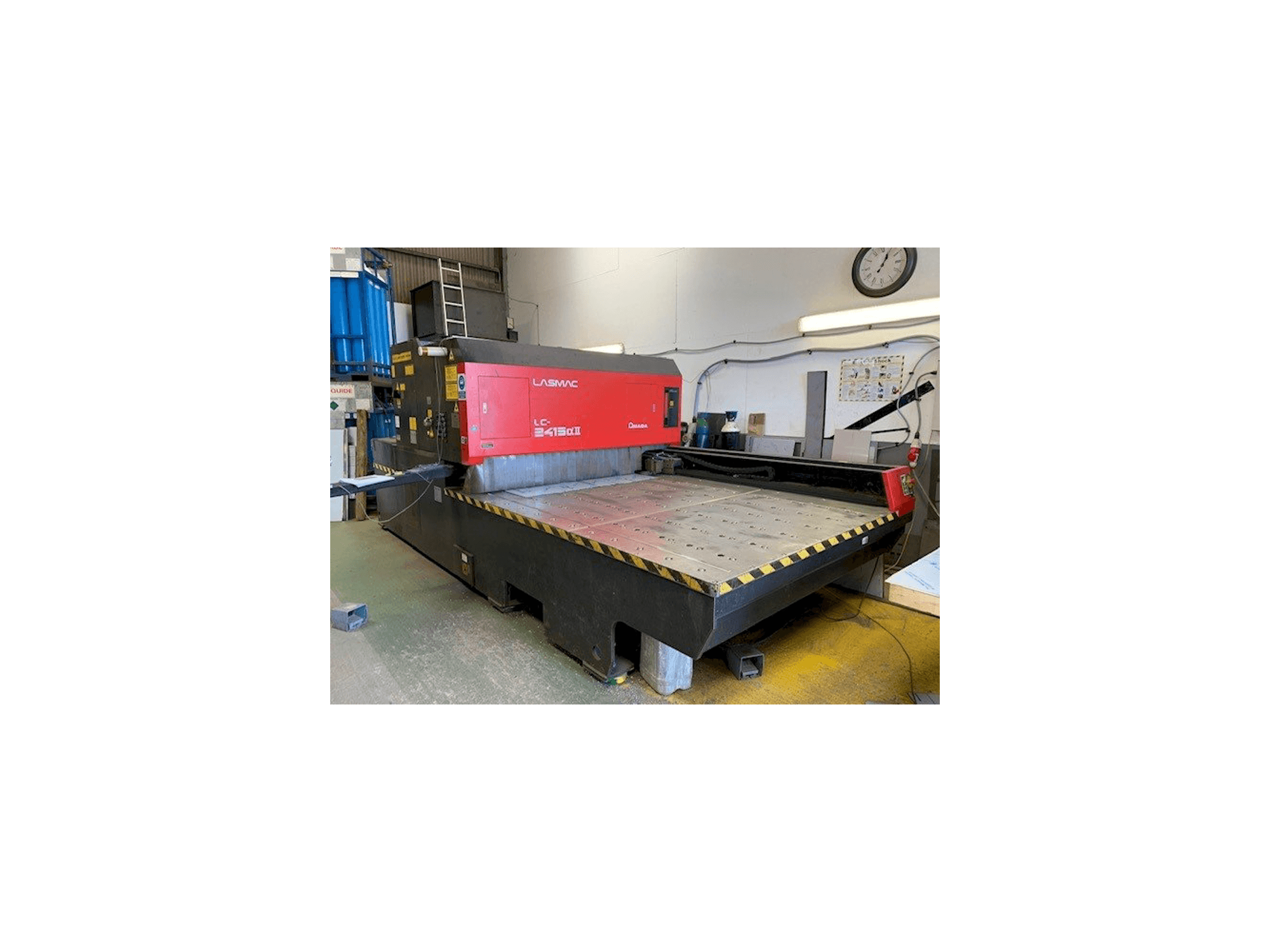 Vista frontal de la máquina AMADA LC 2415 Alpha 2