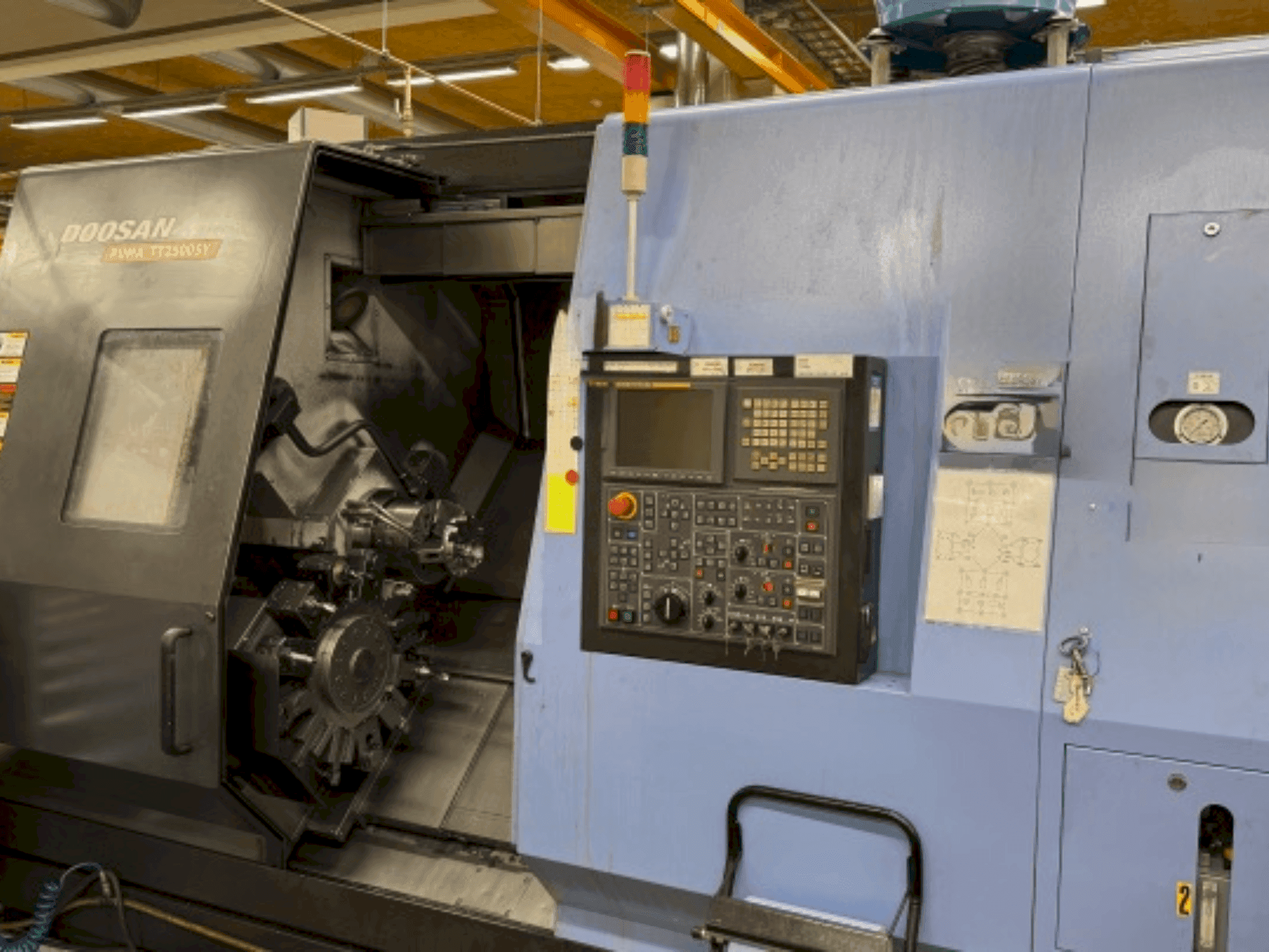 Vista frontal de la máquina DOOSAN Puma TT 2500 SY