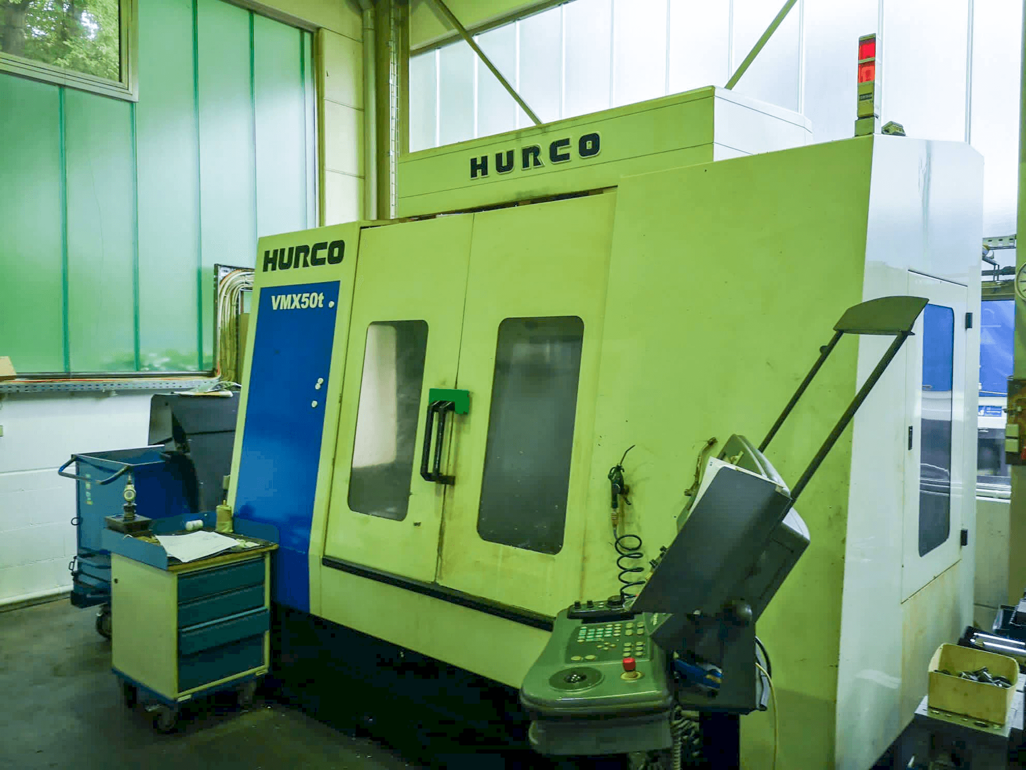 Vista frontal de la máquina Hurco VMX50t