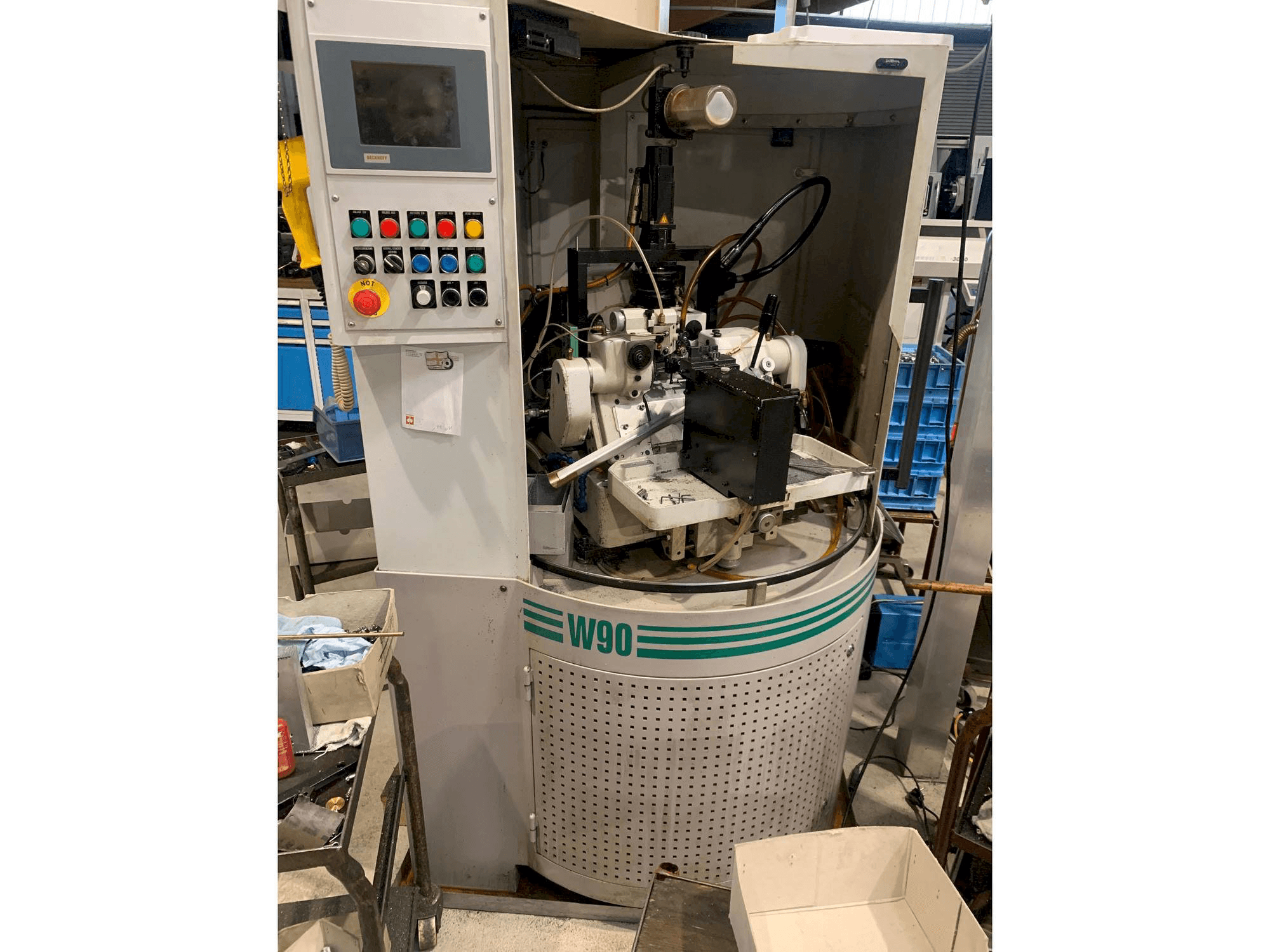 Vista frontal de la máquina Lambert Wahli W 90 CNC