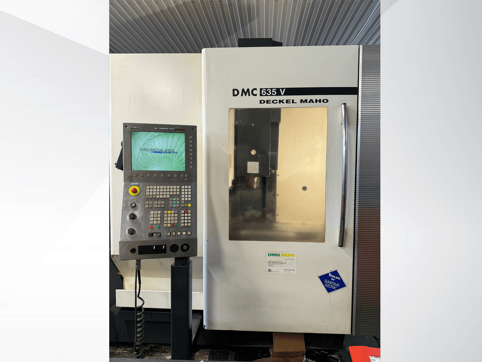 Fresadora DMG Mori DMC 635 V con panel de control, vista frontal, dispone de pantalla Sinumerik y varios botones de operación.