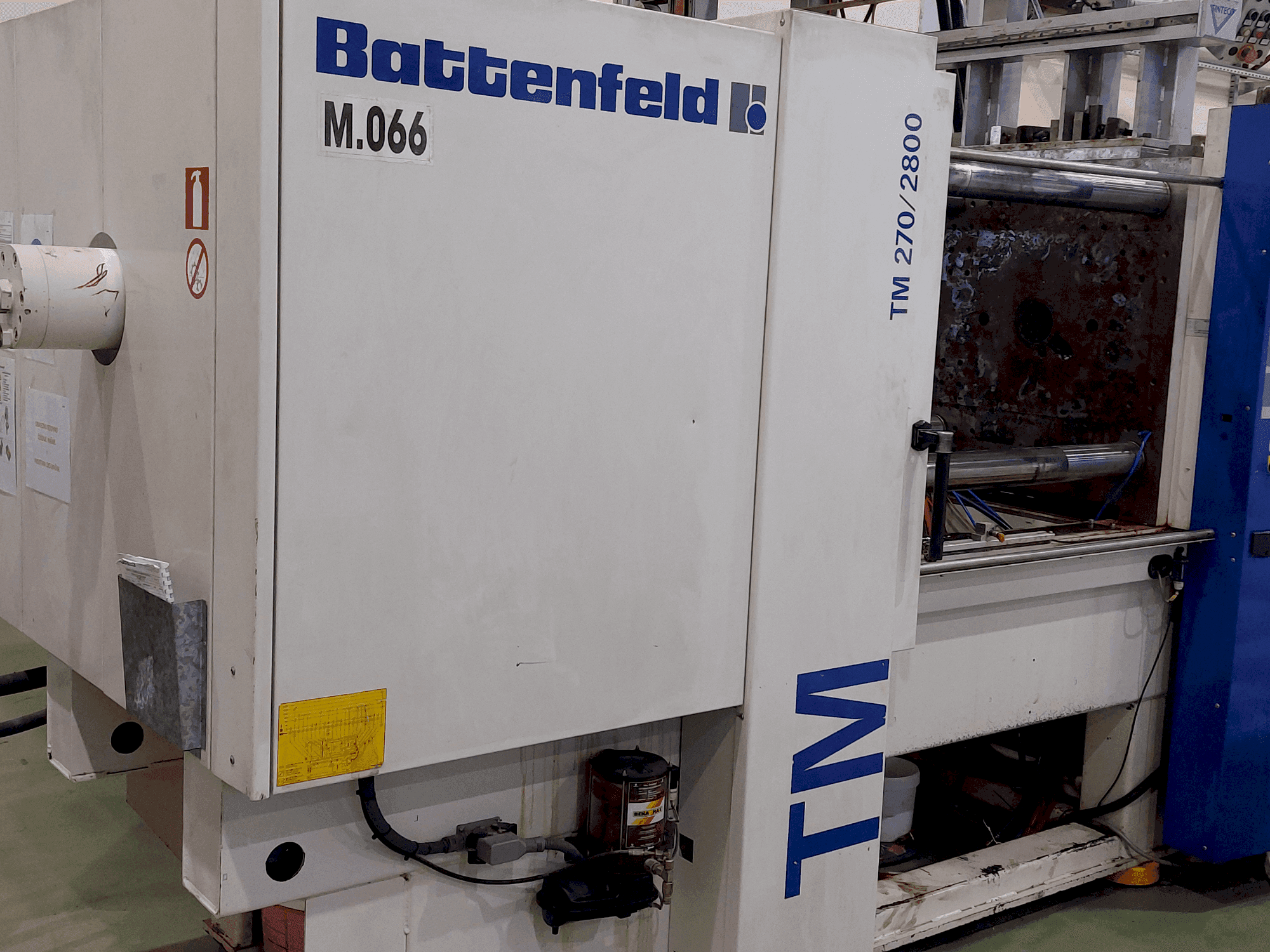 Vista frontal de la máquina Battenfeld TM 270 / 2800