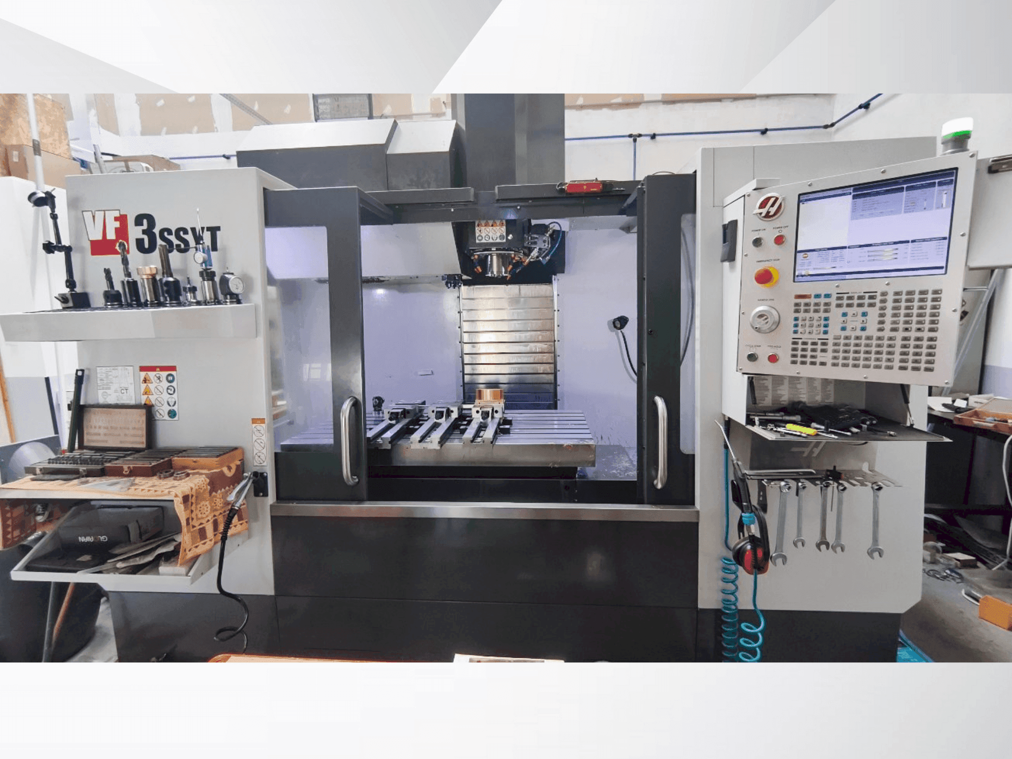 Vista frontal de la máquina HAAS VF-3SSYT with HRT 210 4X