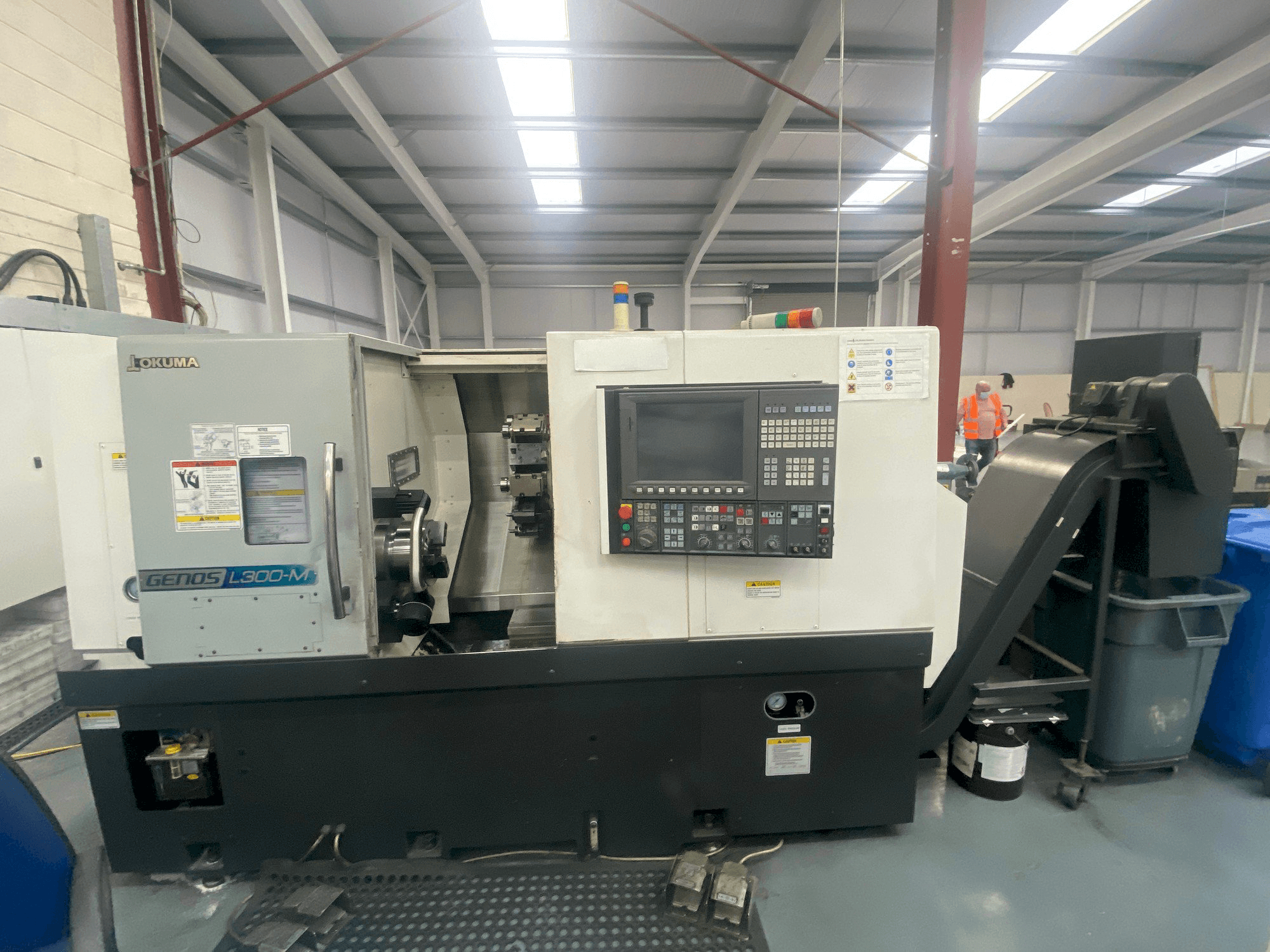 Vista frontal de la máquina Okuma Genos L300MW