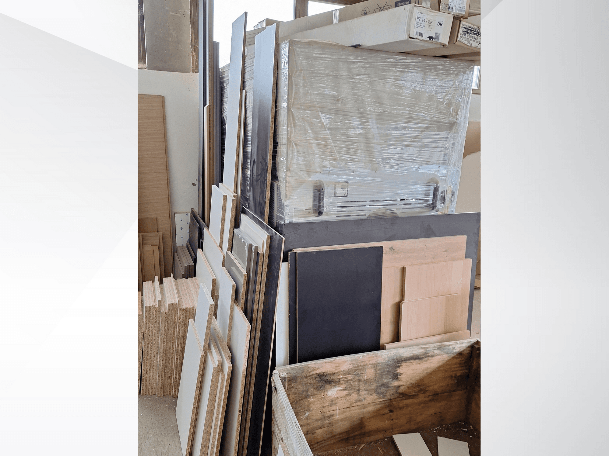 Diversos paneles y tableros contrachapados apilados, mostrando varios acabados; vista frontal de materiales en un taller.