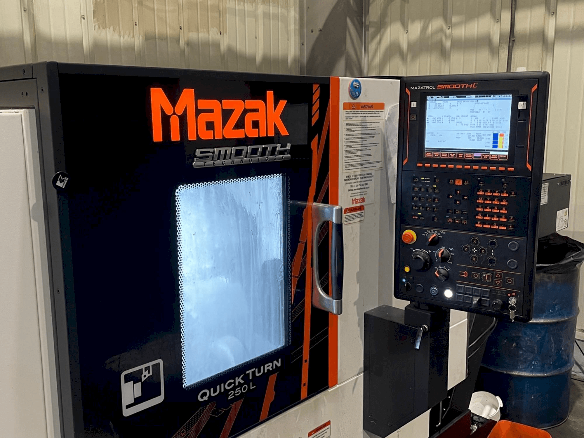 Vista frontal de la máquina Mazak Quick Turn 250 L
