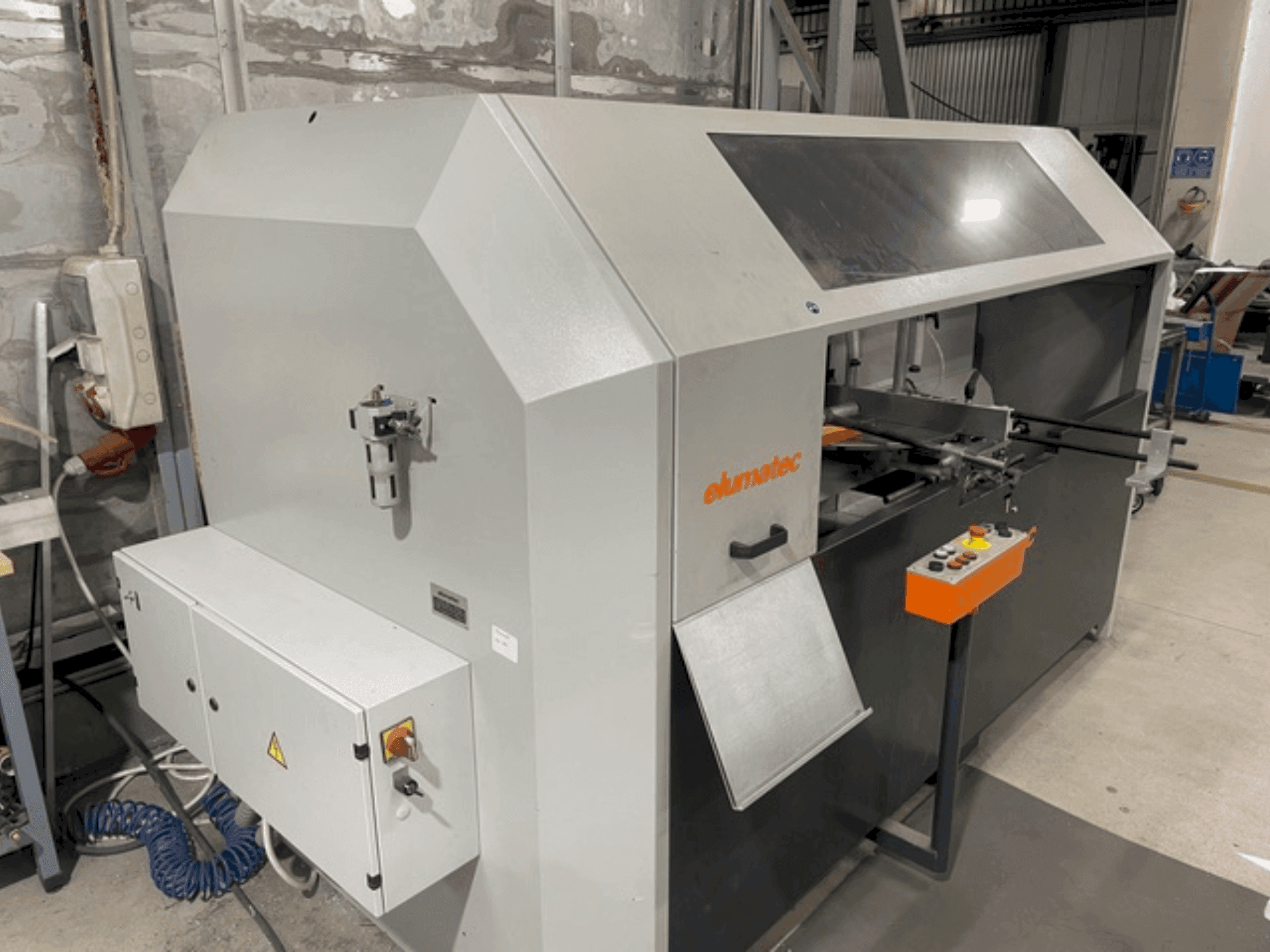 Vista frontal de la máquina Elumatec AKS134/64