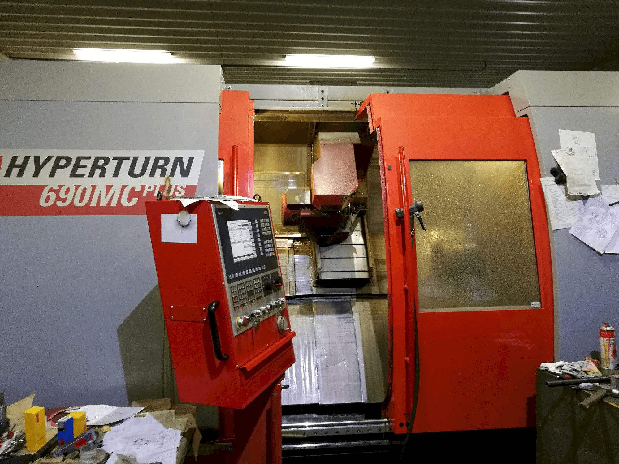 Vista frontal de la máquina EMCO Hyperturn 690MC Plus B