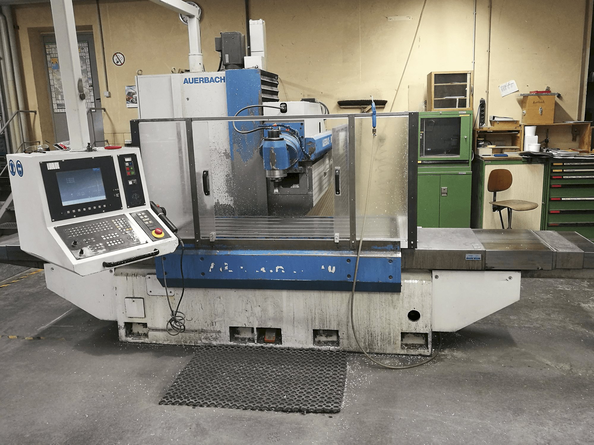 Vista frontal de la máquina Auerbach FBE 1500