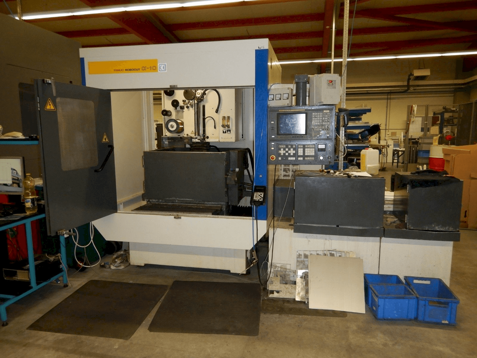 Vista frontal de la máquina FANUC ROBOCUT ALPHA 1C