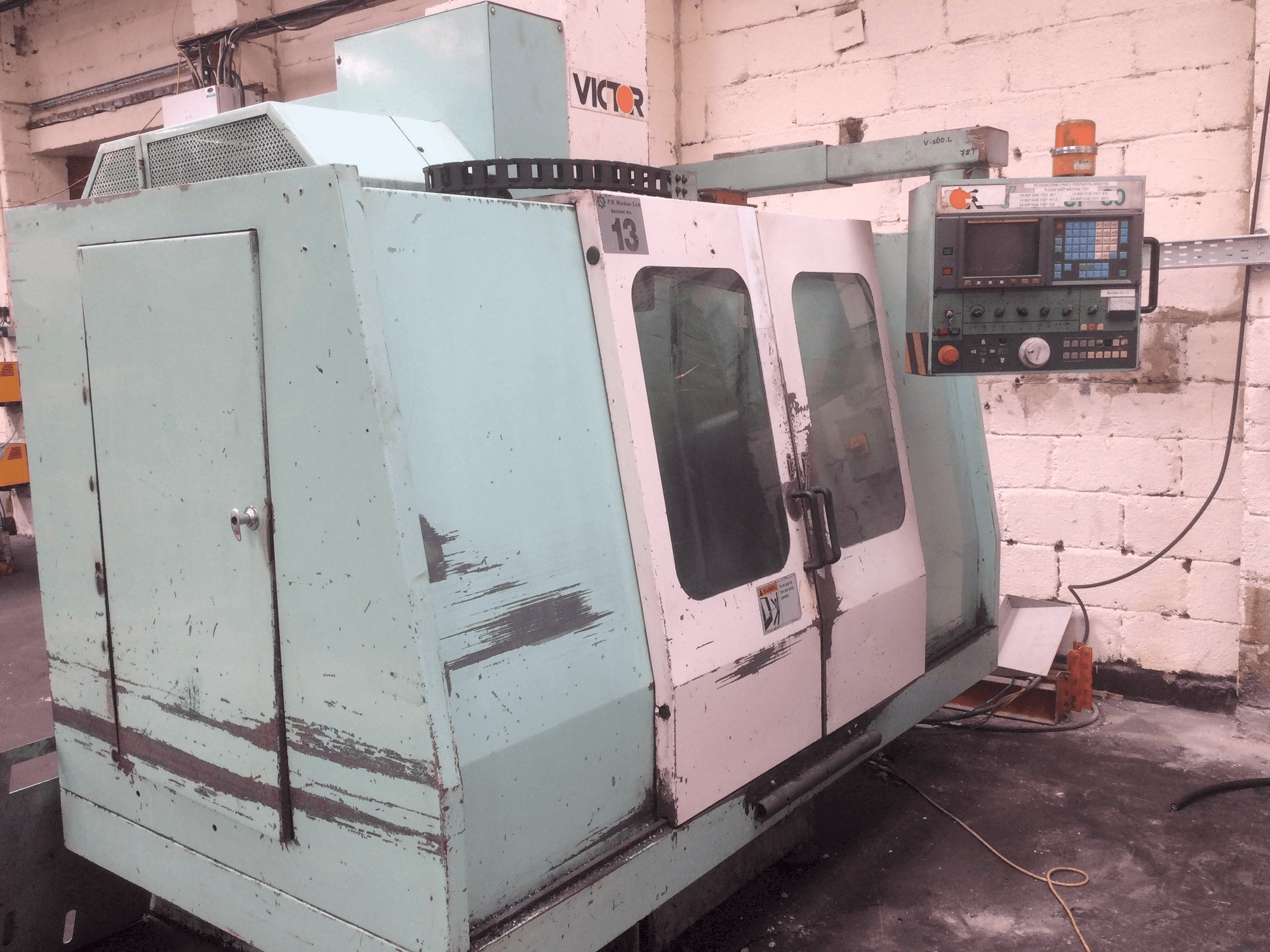 Vista frontal de la máquina Victor V Center-80