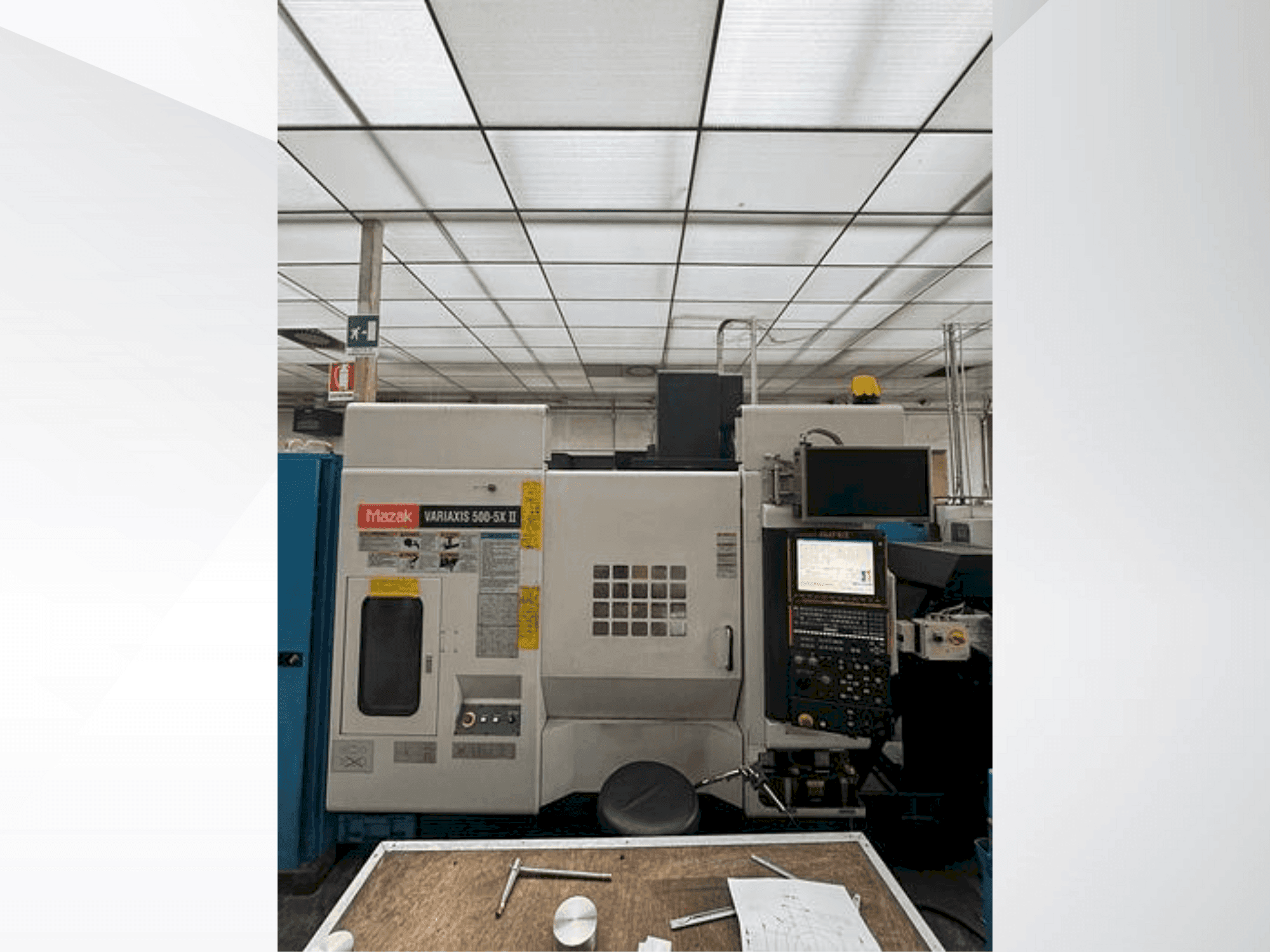 Vista frontal de la máquina Mazak Variaxis 500-5X II