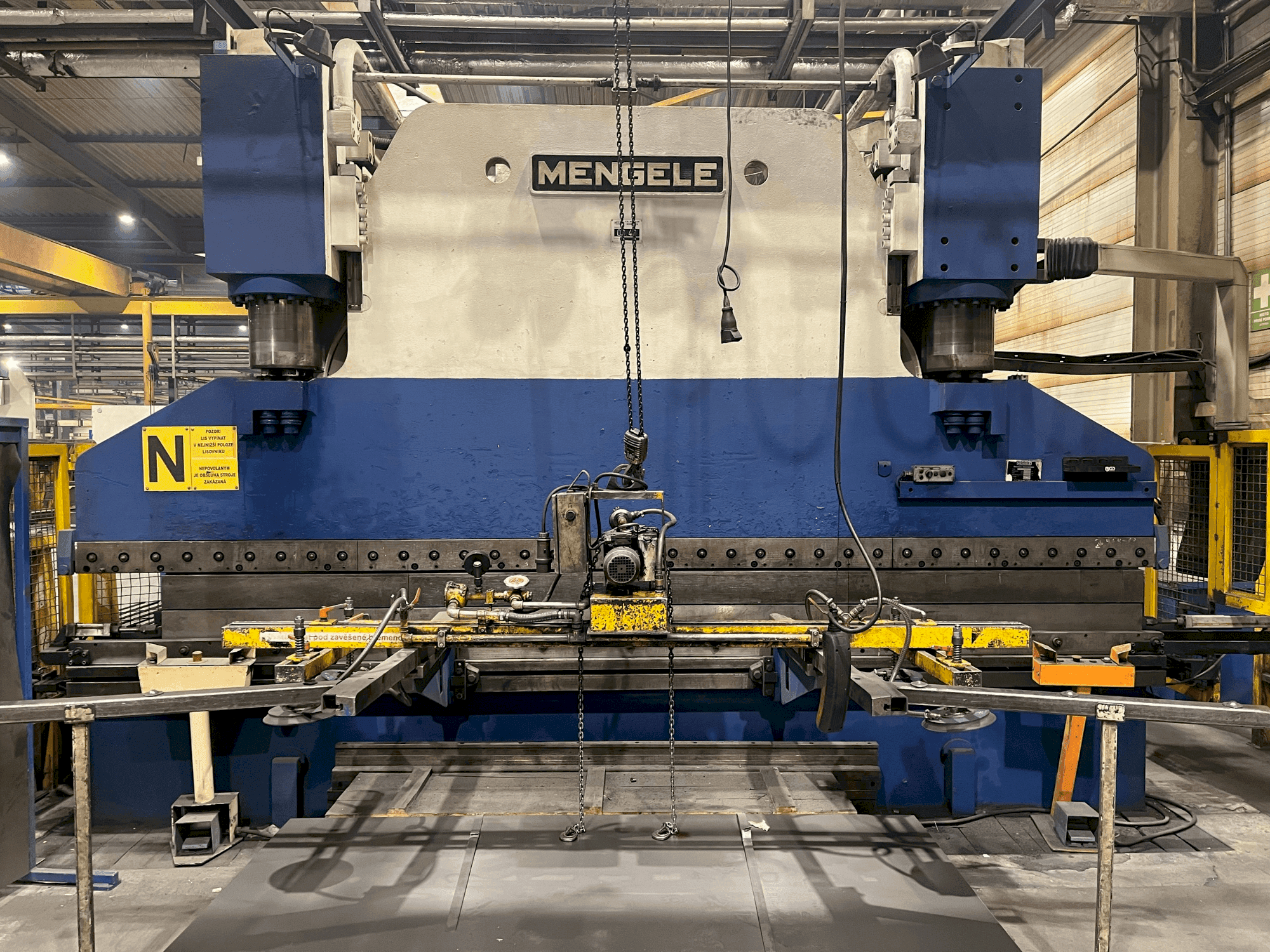 Vista frontal de la máquina MENGELE D 400-3/5