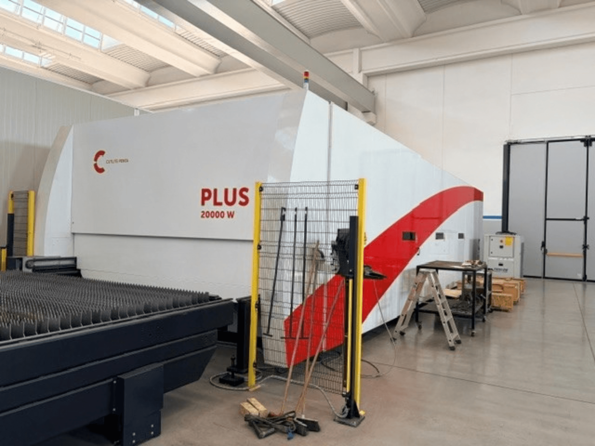 Máquina de corte por láser de fibra CUTLITE PENTA PLUS LM 9030, vista lateral, que muestra una potencia de 20 000 W, con valla protectora y área de trabajo.