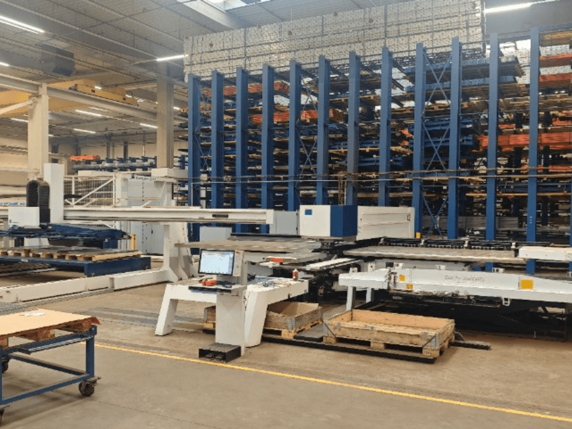 Máquina punzonadora CNC TRUMPF TruPunch 5000 S12 en un taller, vista desde delante con el panel de control y la zona de almacenamiento.