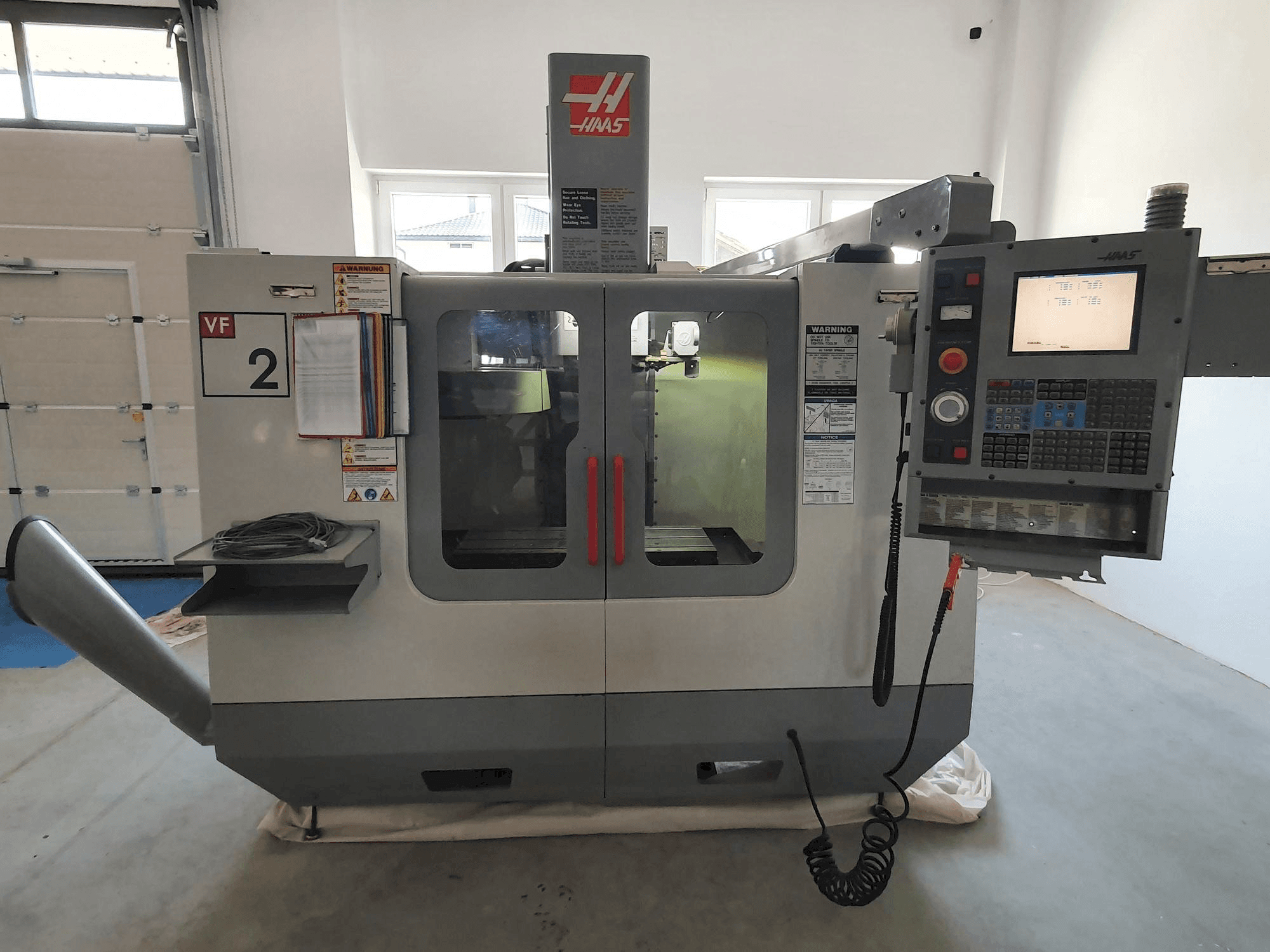 Vista frontal de la máquina HAAS VF-2BHE