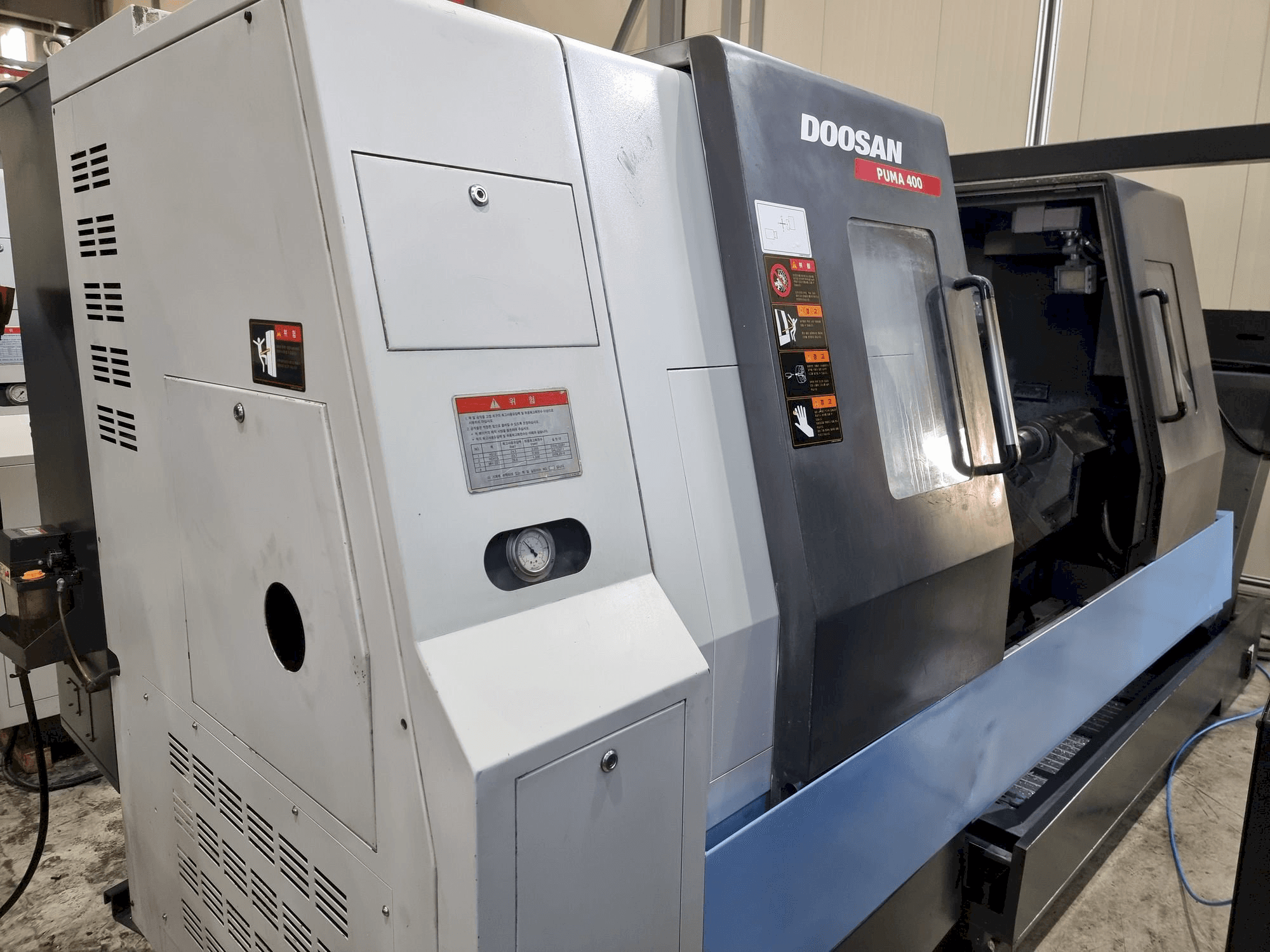 Vista frontal de la máquina Doosan PUMA 400B