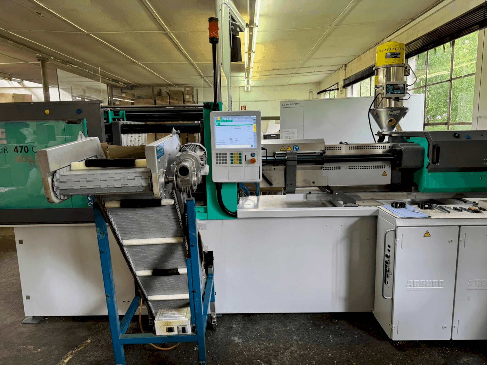 Vista frontal de la máquina Arburg 470 C 1500-800