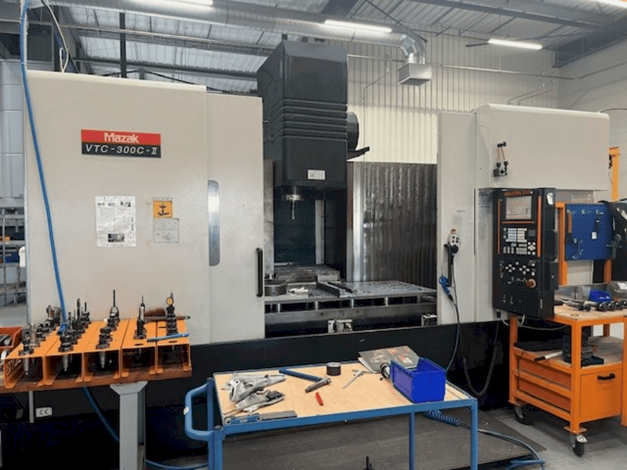 Vista frontal de la máquina Mazak VTC-300C-II