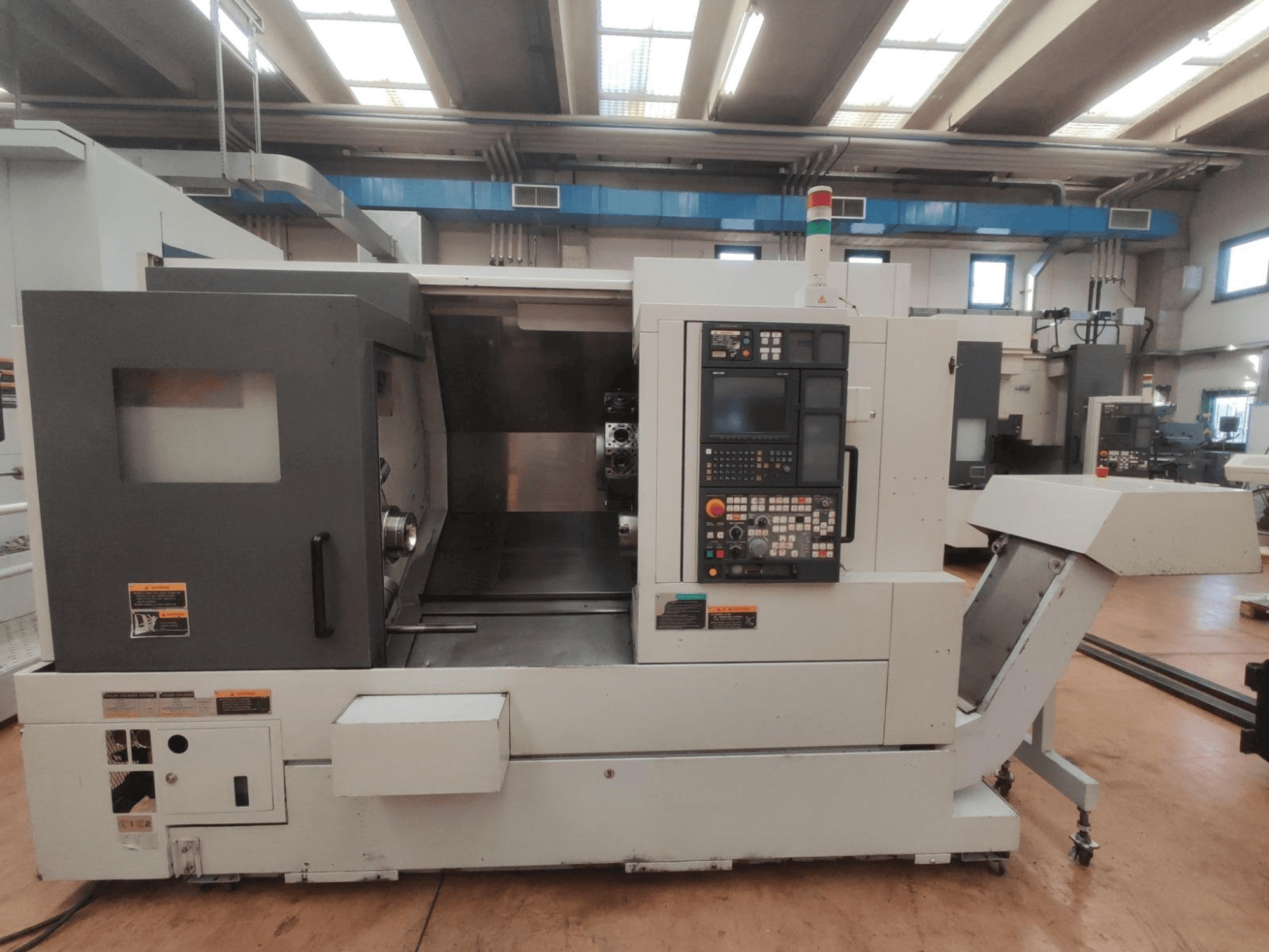 Vista frontal de la máquina MORI SEIKI NL2500/700 SMC