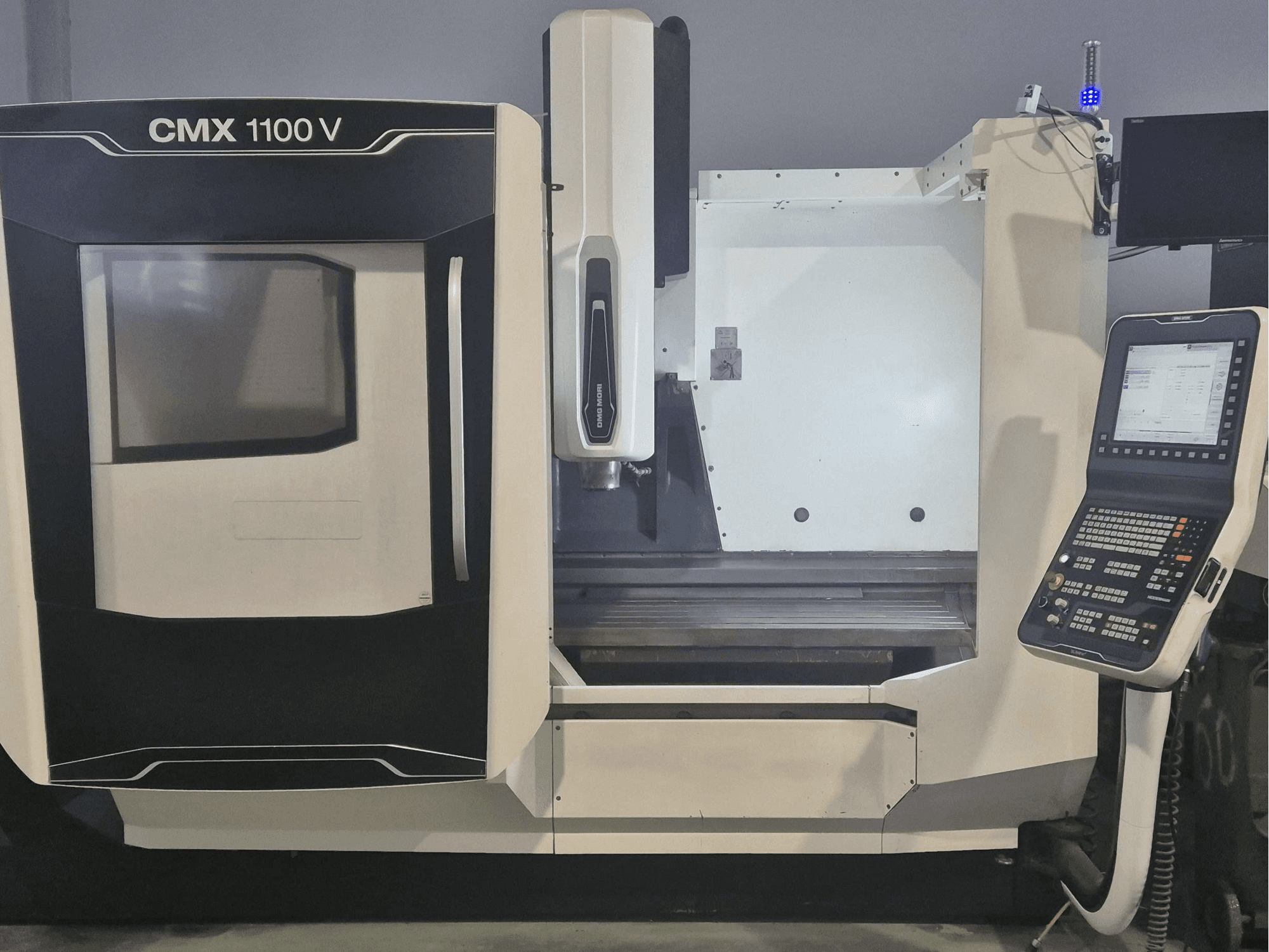 Centro de mecanizado vertical DMG MORI CMX 1100 V, vista frontal en la que se aprecian el panel de control y la bancada de la máquina.