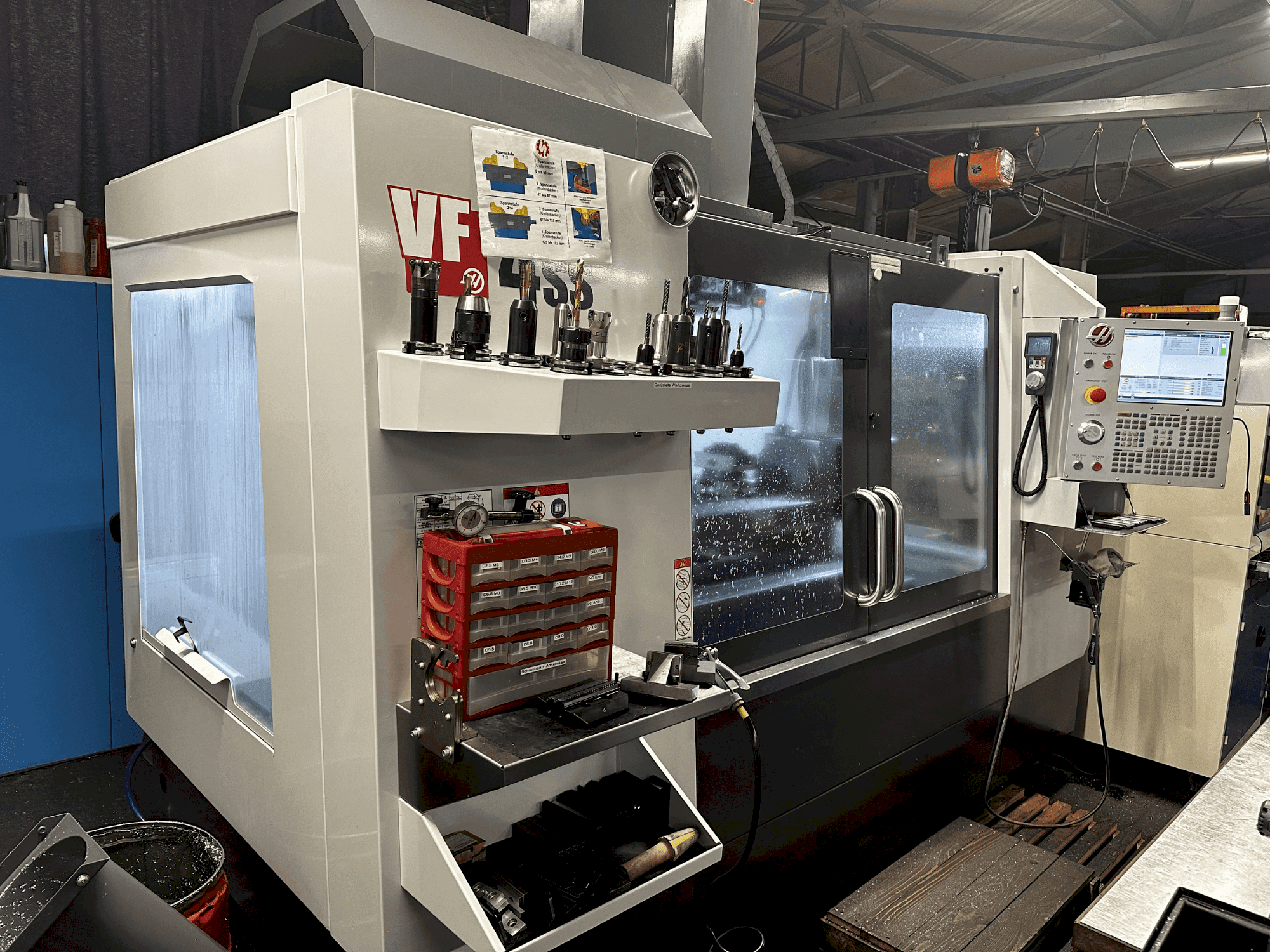 Vista frontal de la máquina HAAS VF-4SS-EU