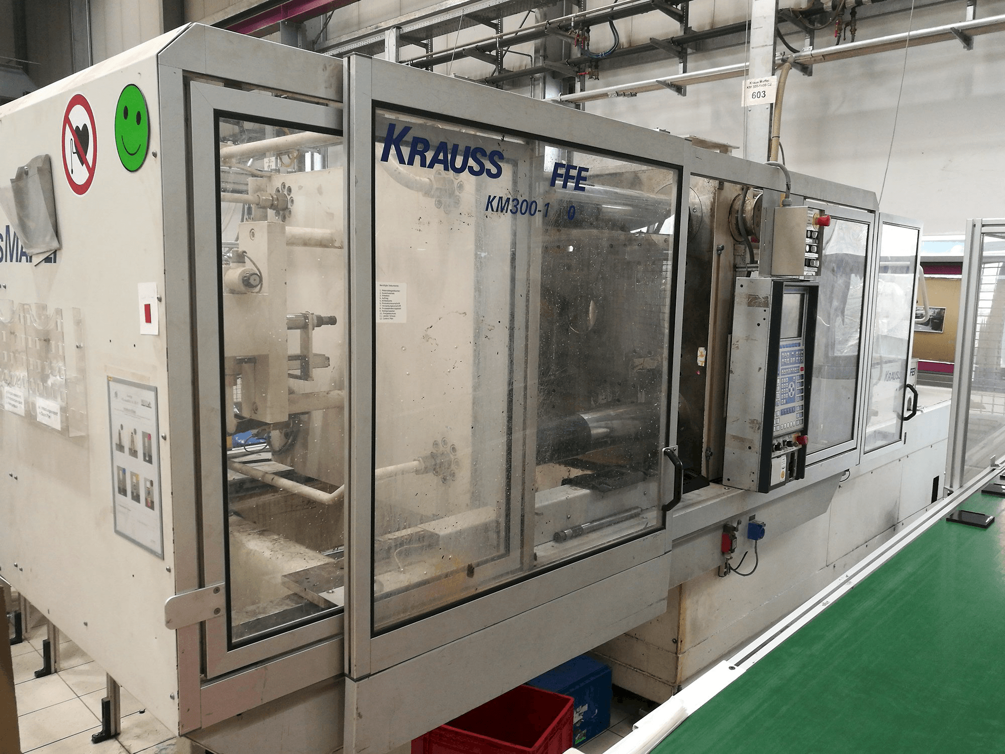 Vista izquierda de la máquina Krauss Maffei KM 300-1400 C2