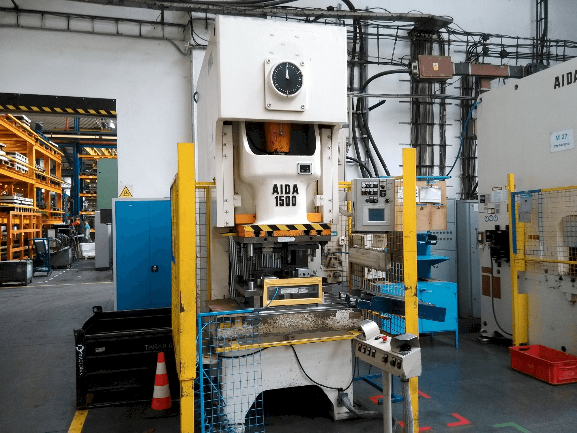 Vista frontal de la máquina AIDA NC 1-1500