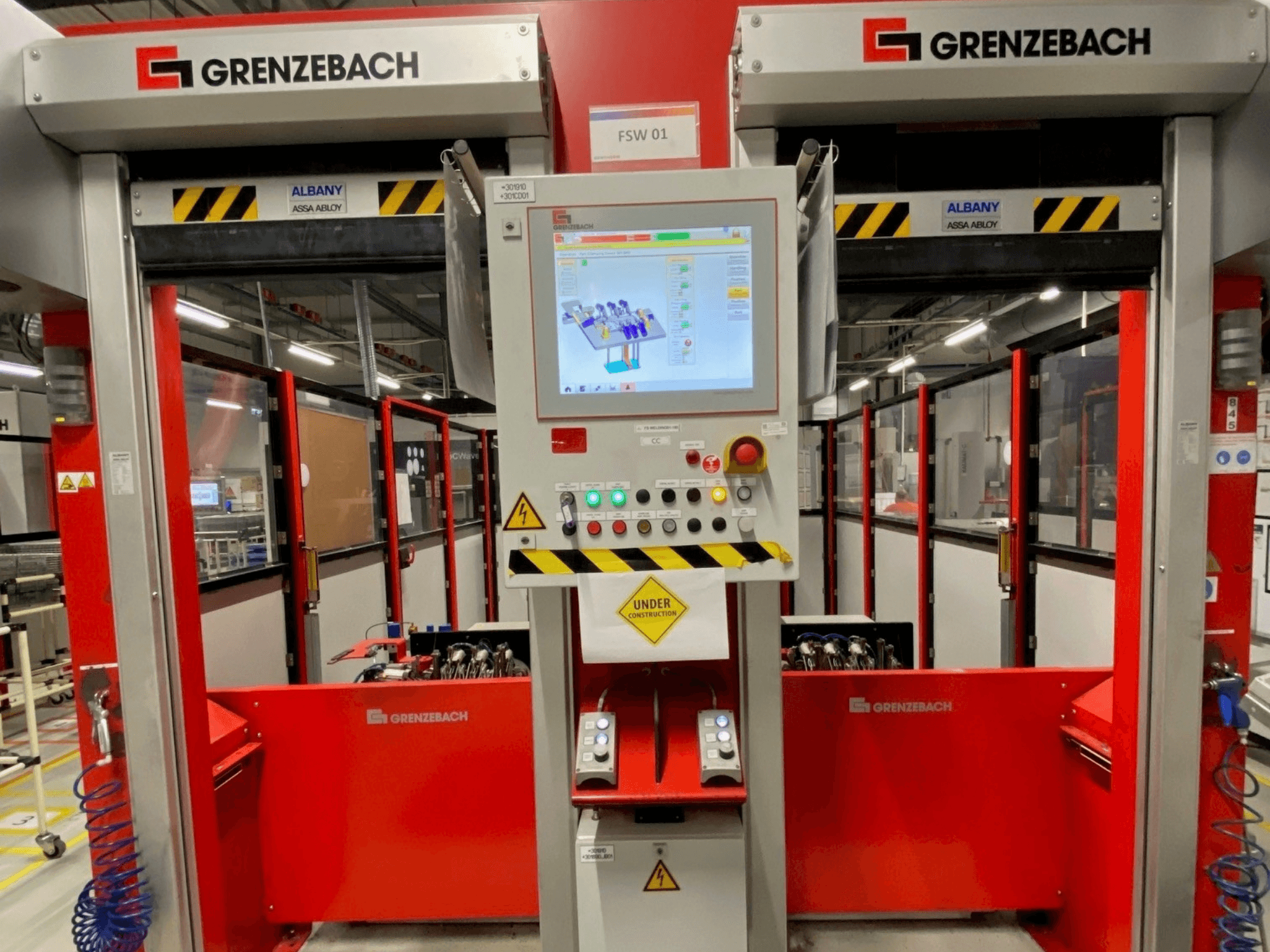 Vista frontal del brazo robótico GRENZEBACH FSW GenRob 01, que cuenta con un panel de control con pantalla táctil y varios botones de funcionamiento.
