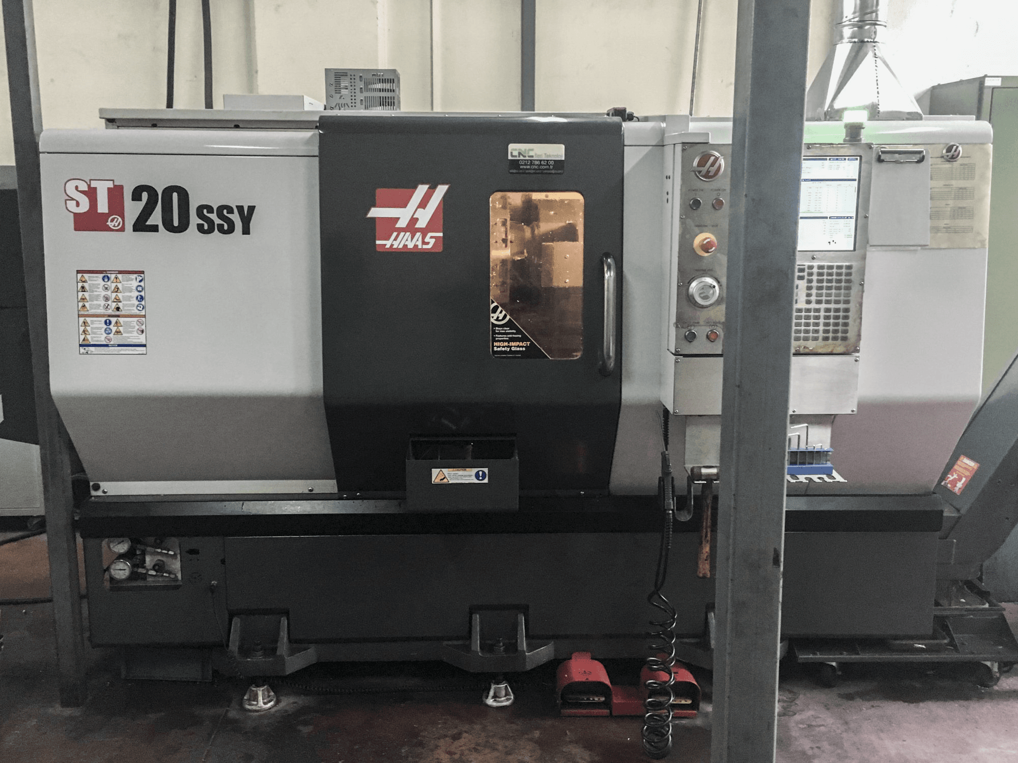 Vista frontal de la máquina HAAS ST-20SSY
