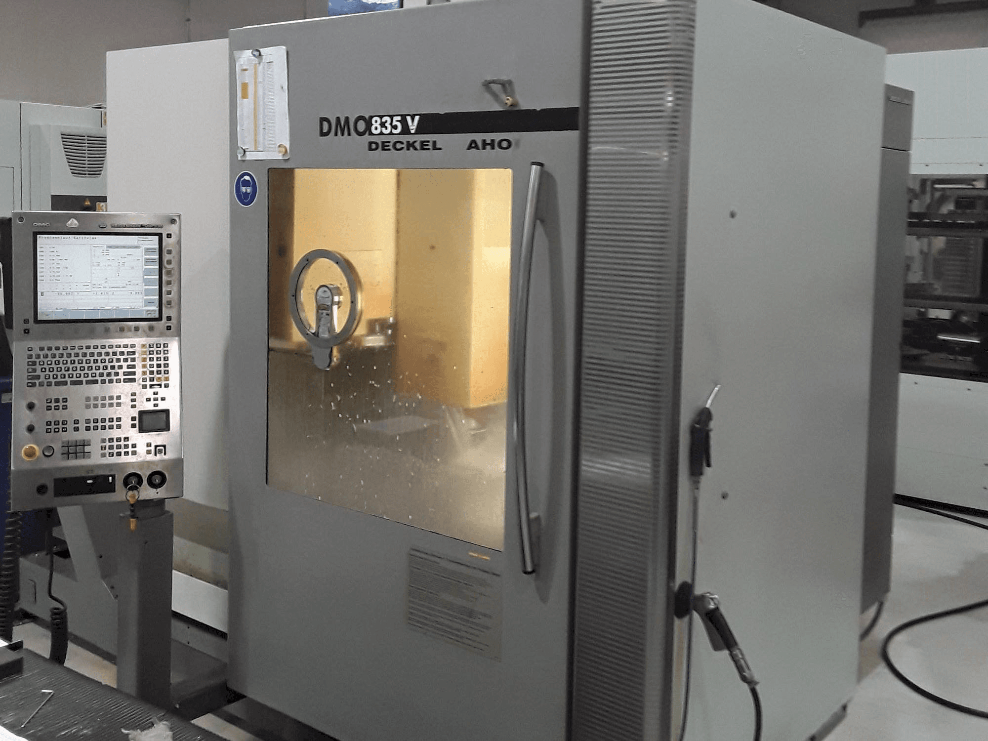Vista frontal de la máquina DECKEL MAHO DMC 835 V