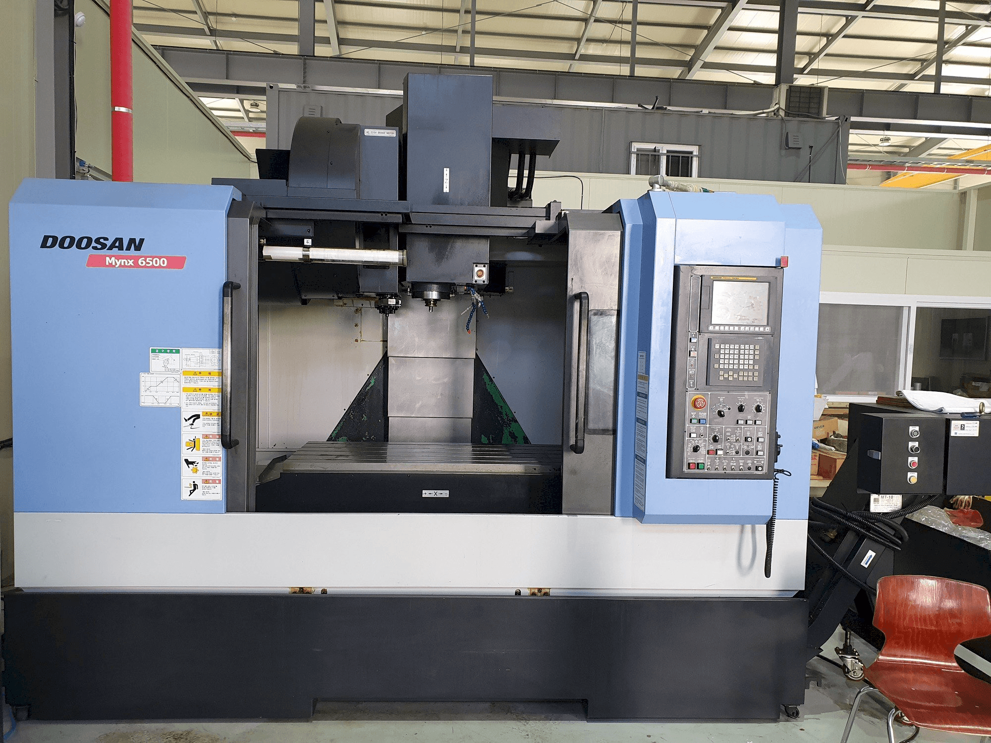 Vista frontal de la máquina Doosan MYNX 6500