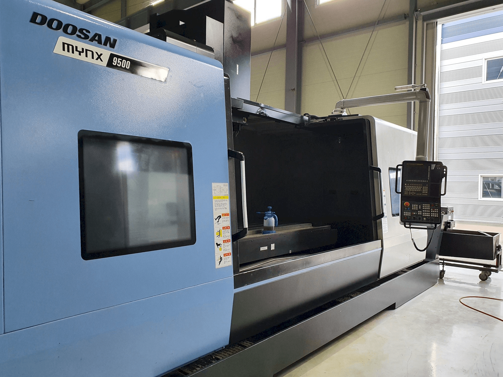 Vista frontal de la máquina Doosan MYNX 9500