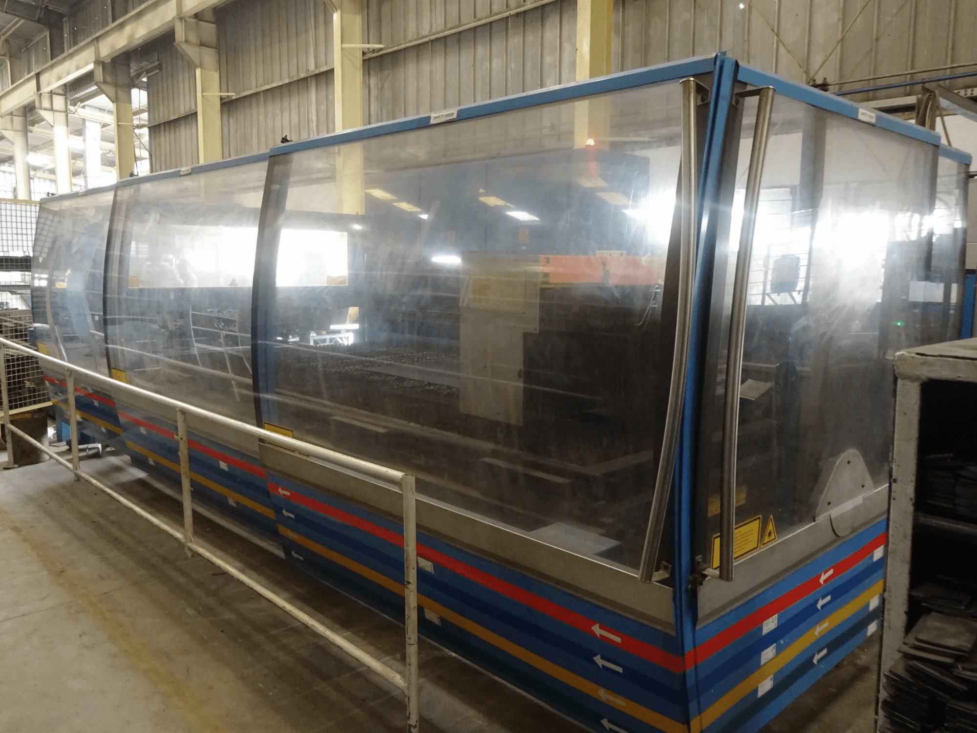 Vista derecha de la máquina Prima Power Platino 2040