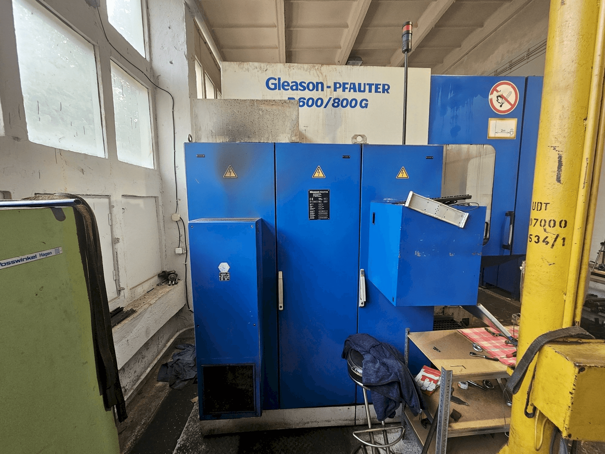 Vista frontal de la máquina Gleason PFAUTER P600/800 G