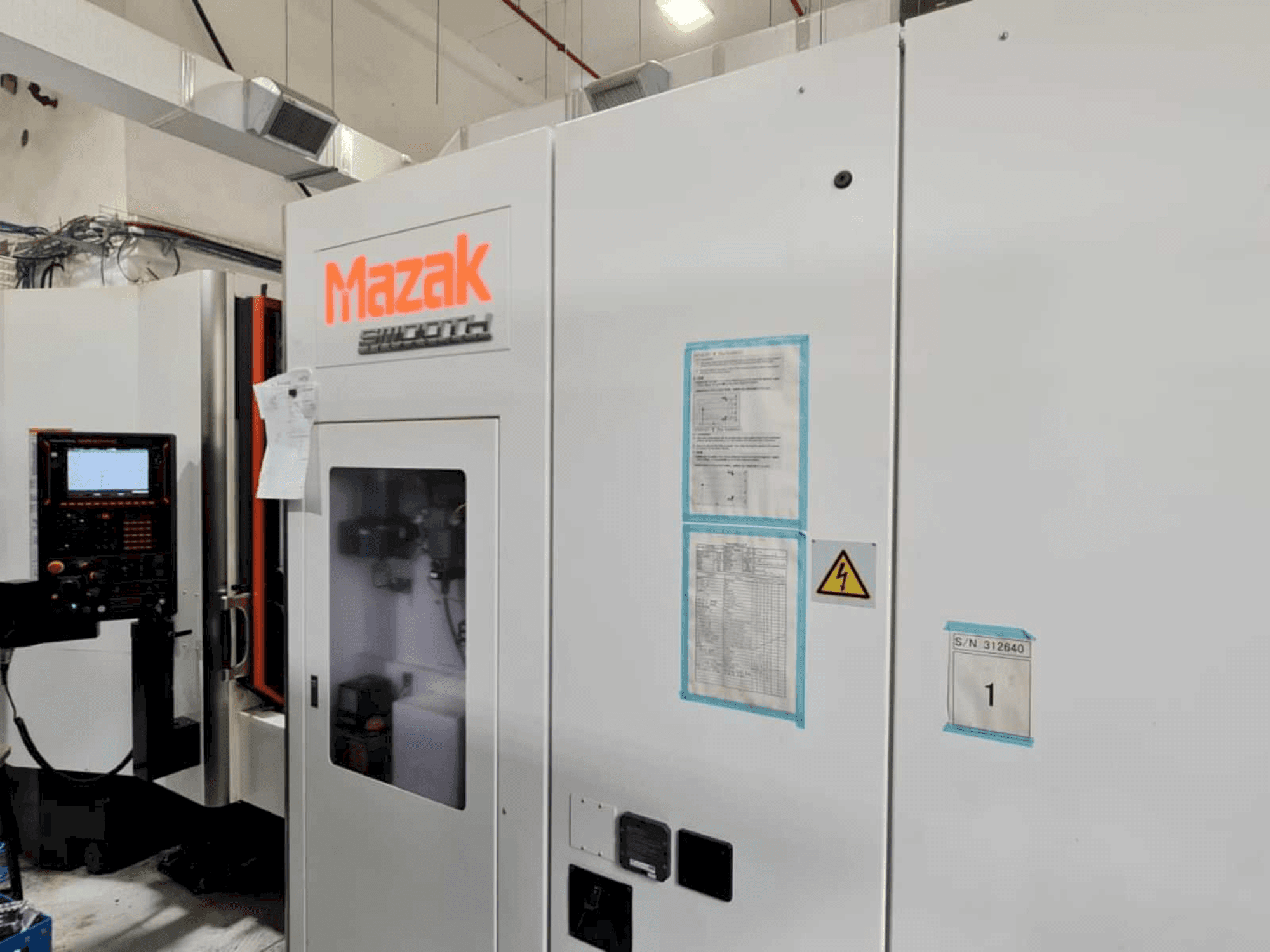 Vista frontal de la máquina Mazak HCH-4000