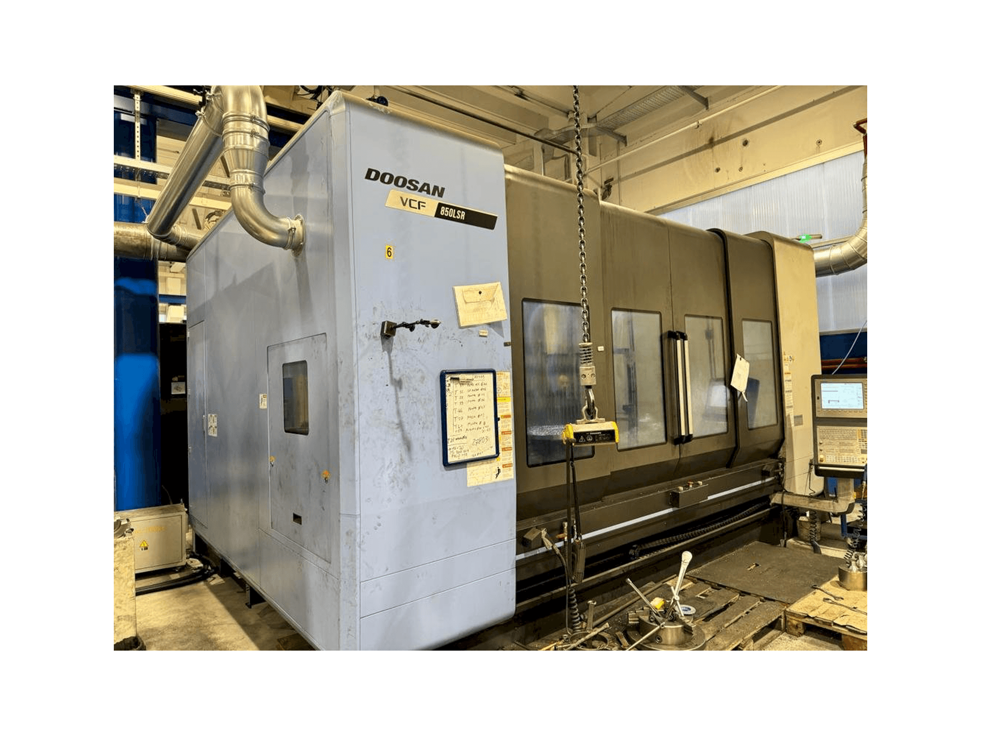 Vista frontal de la máquina DOOSAN VCF 850 LSR