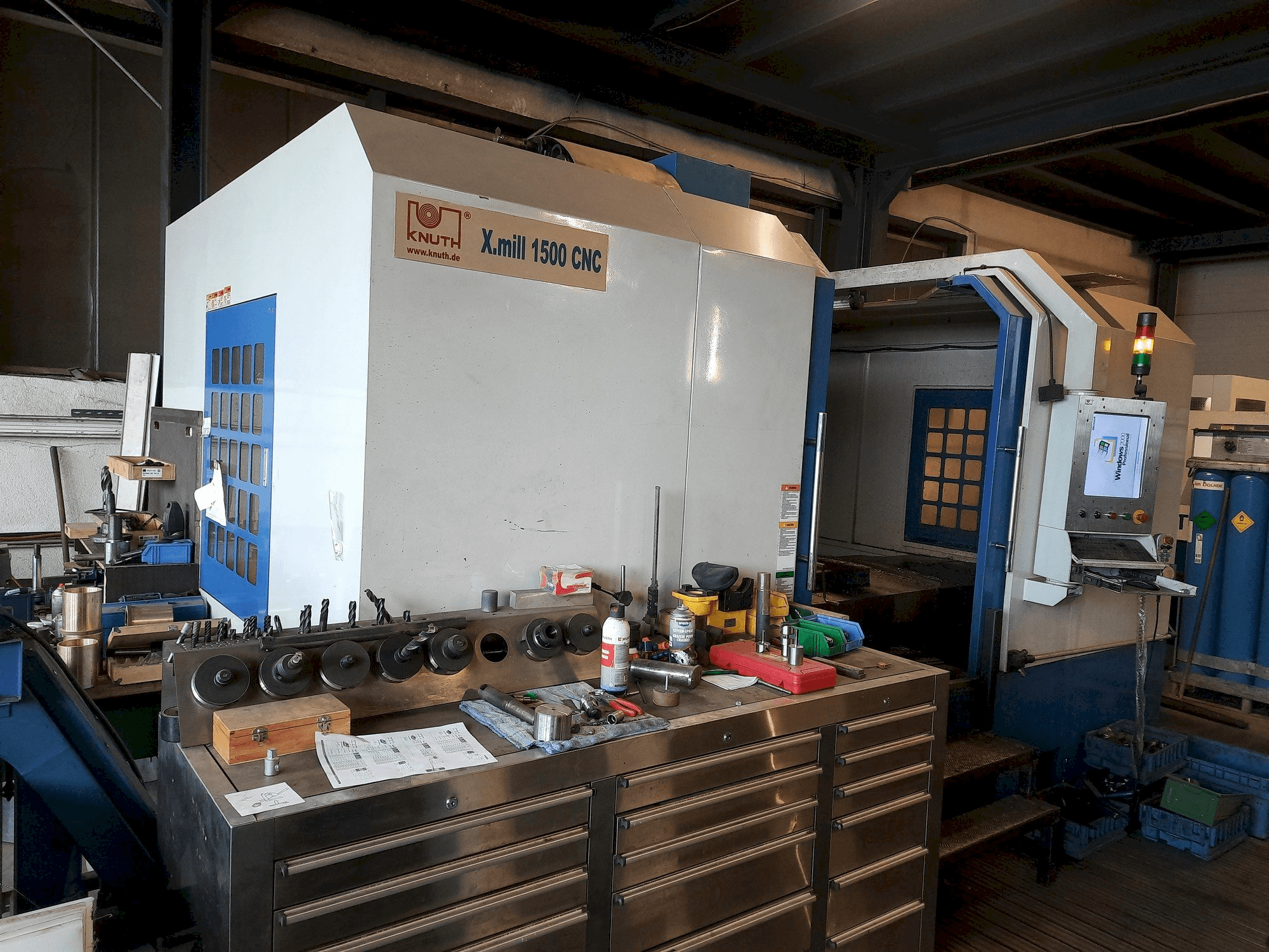 Vista frontal de la máquina KNUTH X-Mill 1500 CNC