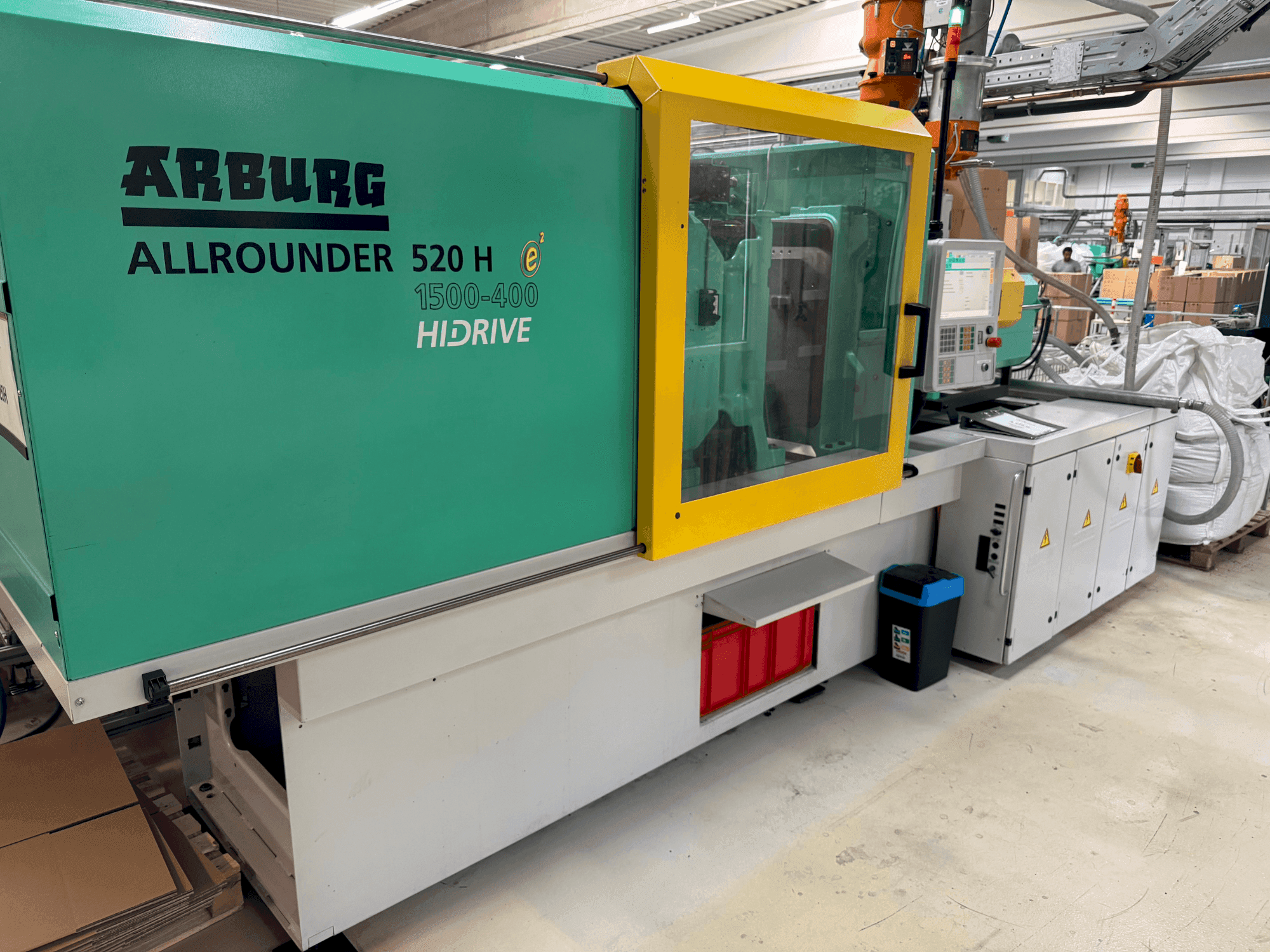Vista frontal de la máquina Arburg Allrounder 520H