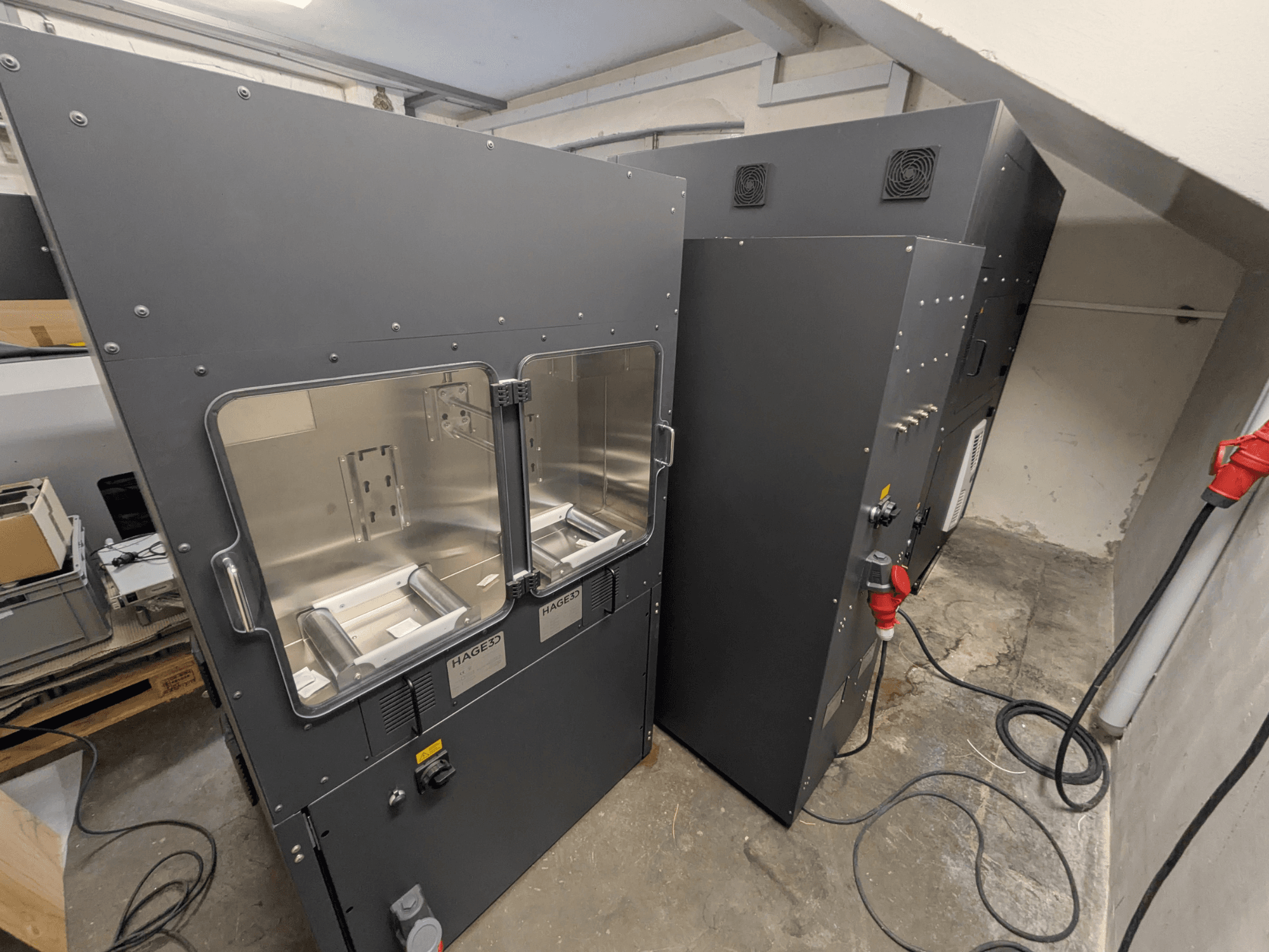 Impresora 3D de plástico HAGE 3D Mex-One-A, vista lateral en la que se aprecian las dos puertas transparentes y el panel de control.