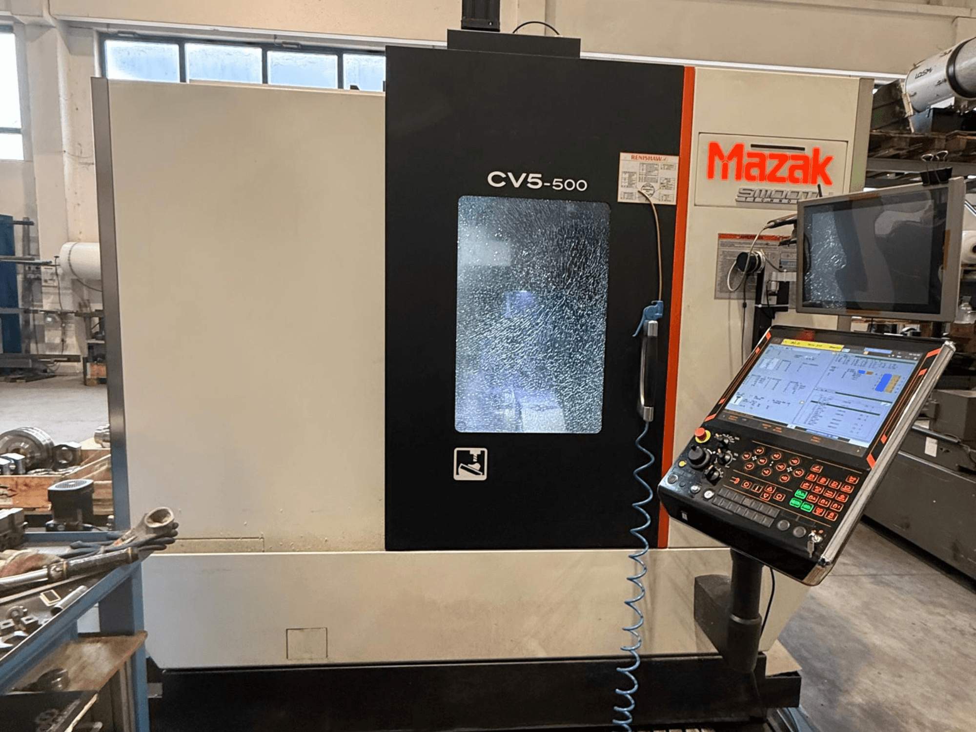Centro de mecanizado vertical Mazak CV5-500, vista frontal con panel de control y pantalla, mostrando los ajustes operativos y la interfaz.