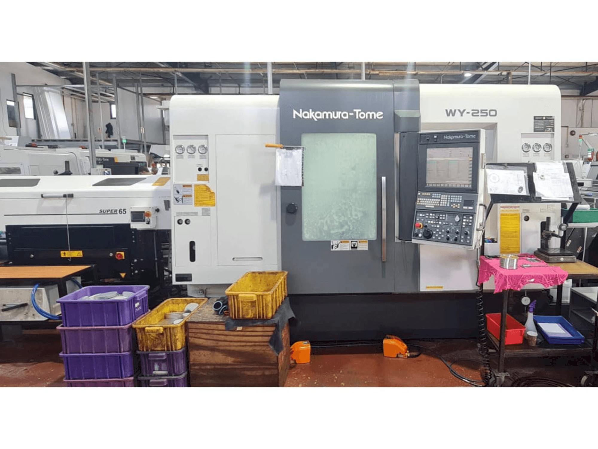 Vista frontal de la máquina NAKAMURA-TOME WY 250