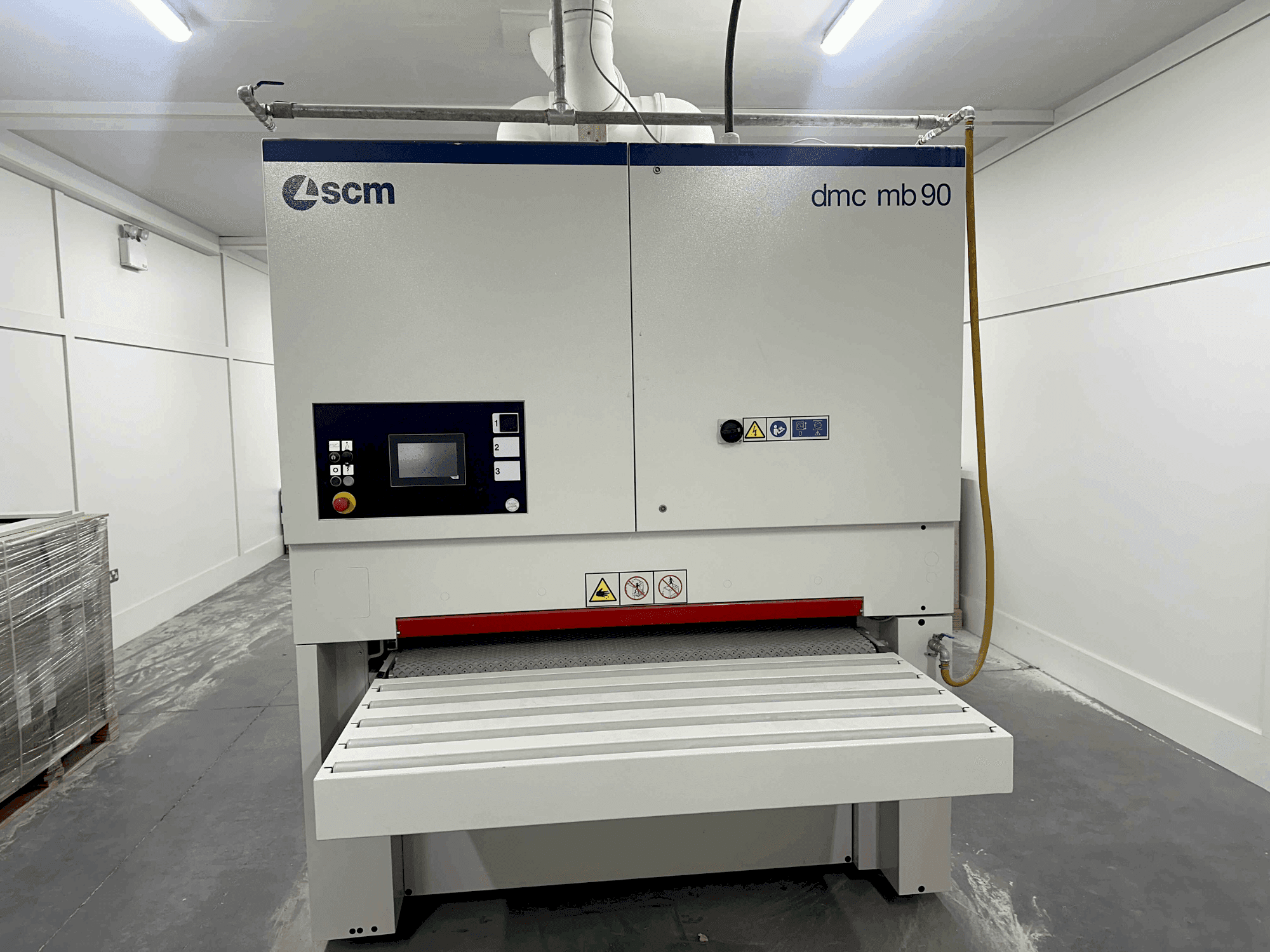 Vista frontal de la máquina SCM DMC MB90 DBB135