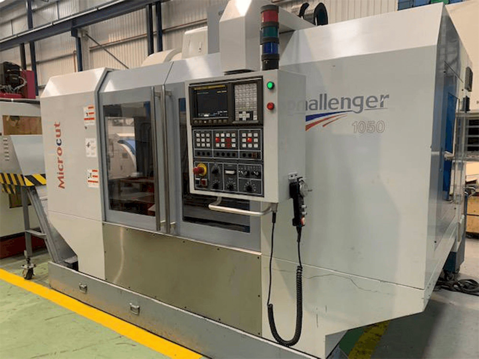 Vista frontal de la máquina MICROCUT Challenger 1050